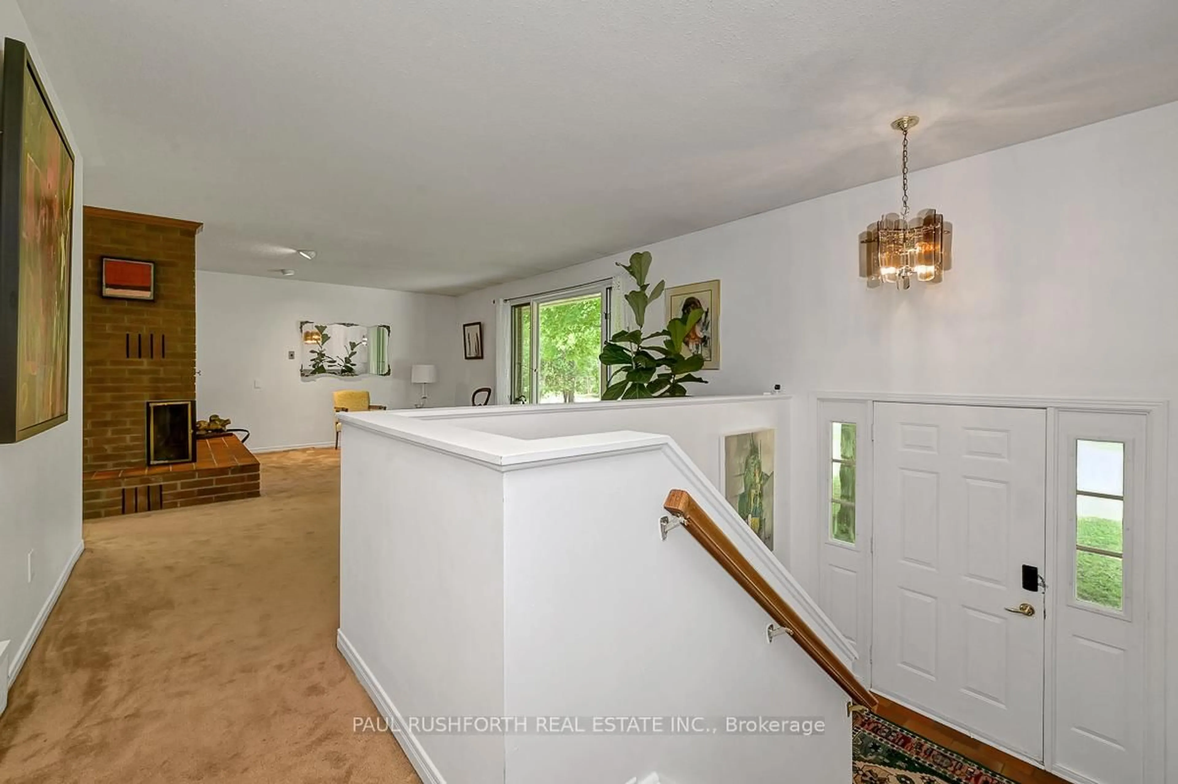 Indoor foyer for 136 Grey Stone Dr, Carp Ontario K0A 1L0