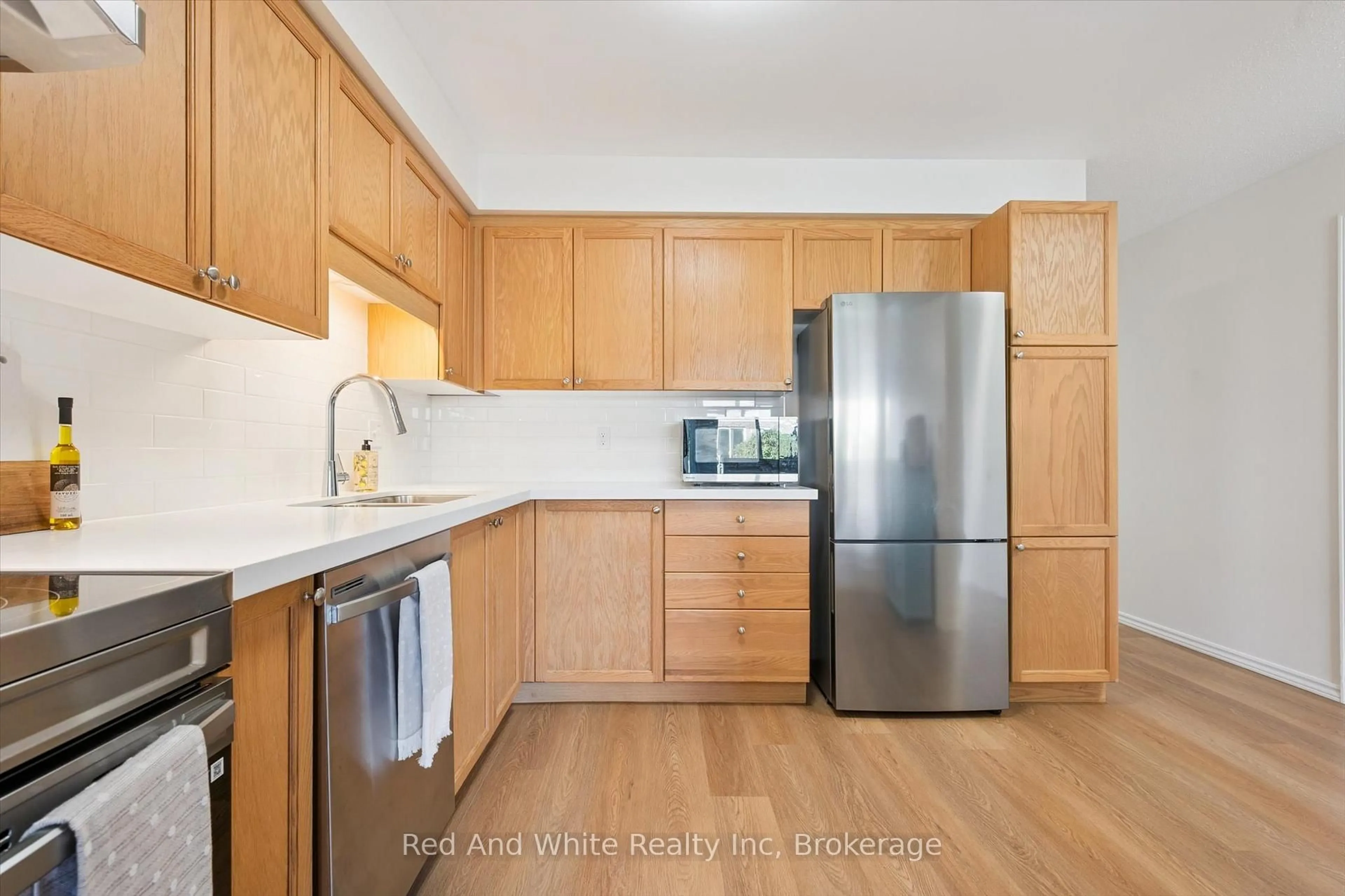 Standard kitchen, wood/laminate floor for 151 Clairfields Dr #3, Guelph Ontario N1L 1P5