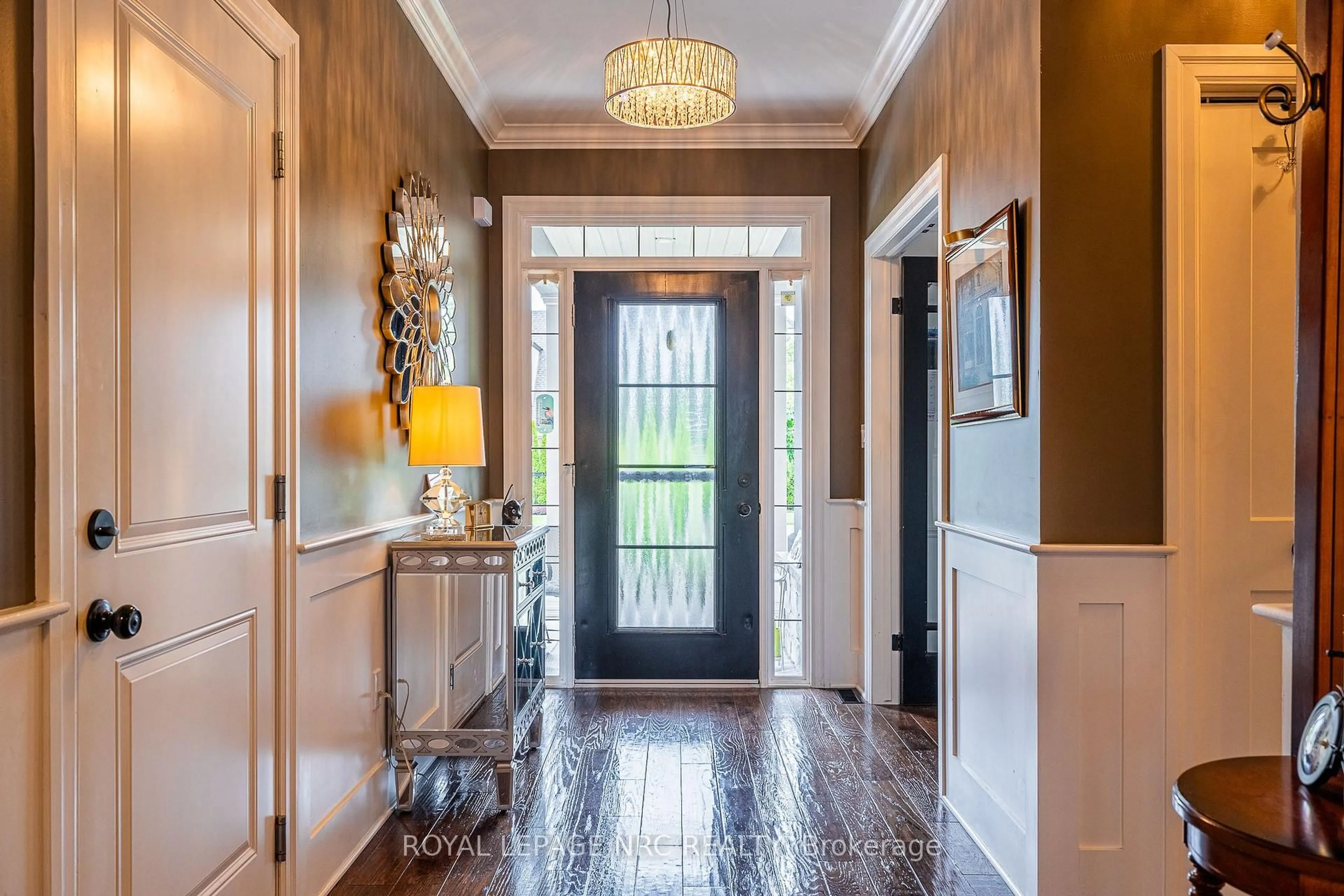 Indoor entryway for 1534 Haist St, Pelham Ontario L0S 1E5