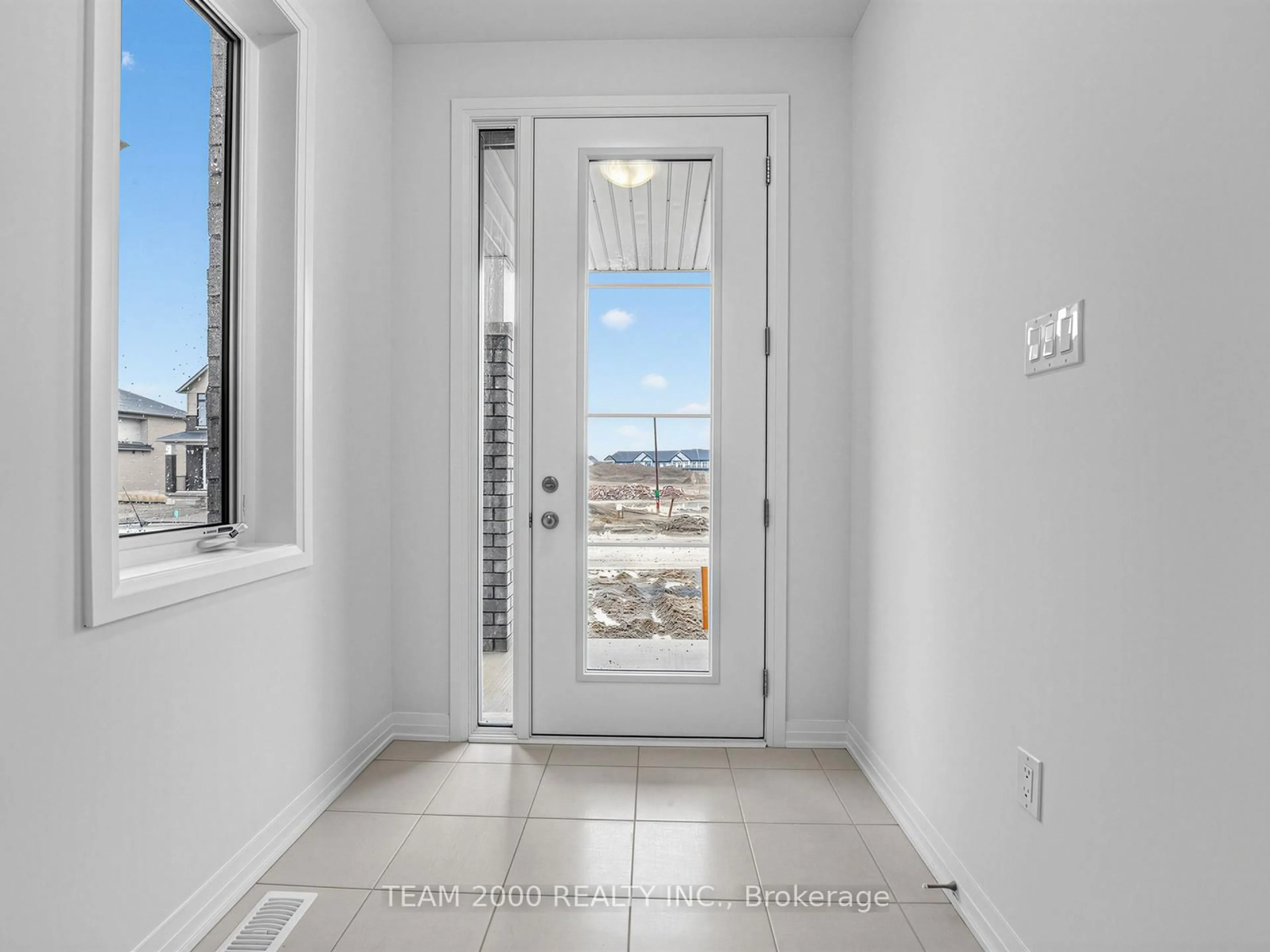 Indoor entryway for 32 Mayhew Lane, Hamilton Ontario L0R 1C0