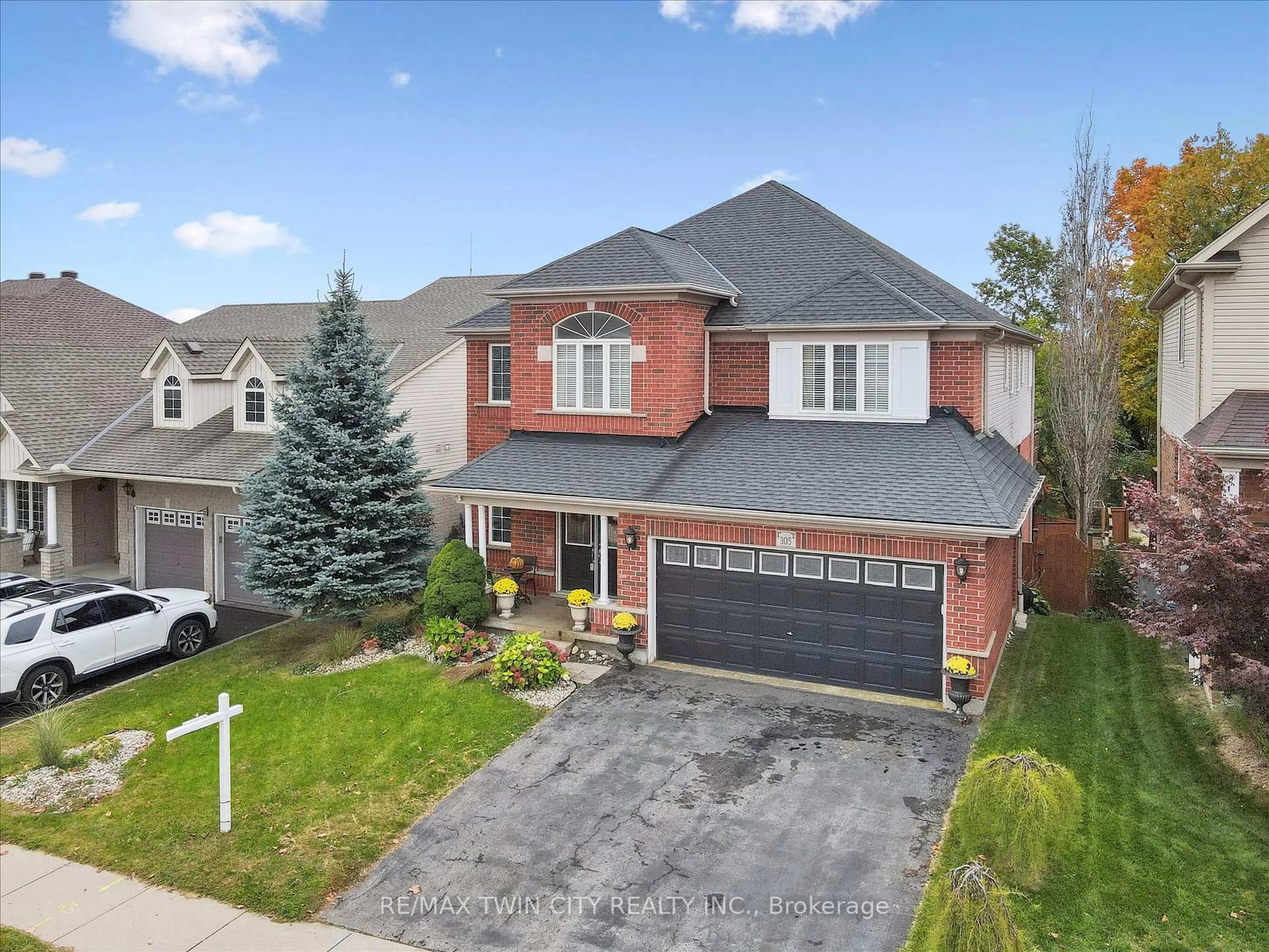 A pic from outside/outdoor area/front of a property/back of a property/a pic from drone, street for 305 Pine Valley Dr, Kitchener Ontario N2P 2V5