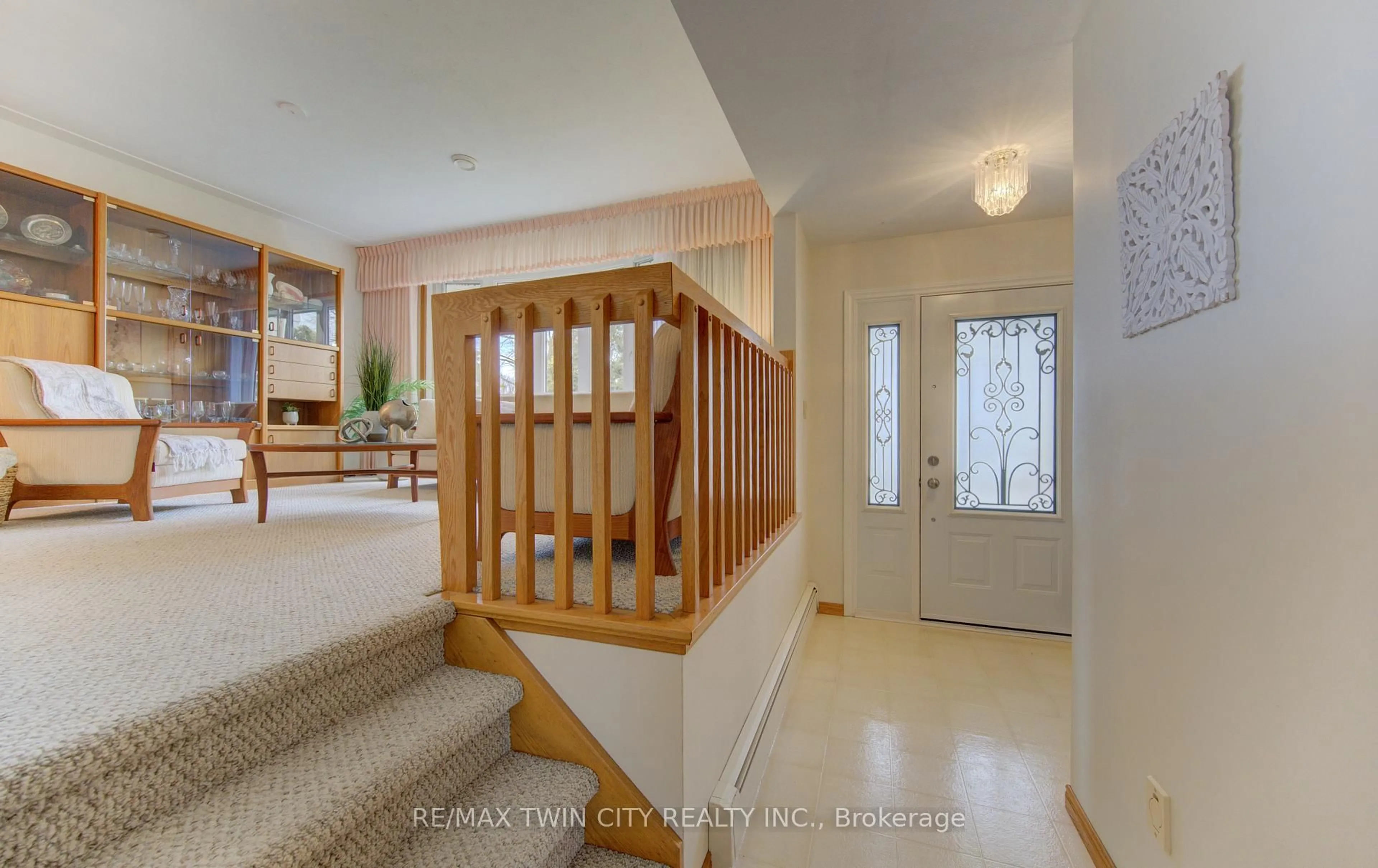 Indoor entryway for 55 Coach Hill Dr, Kitchener Ontario N2E 1N7