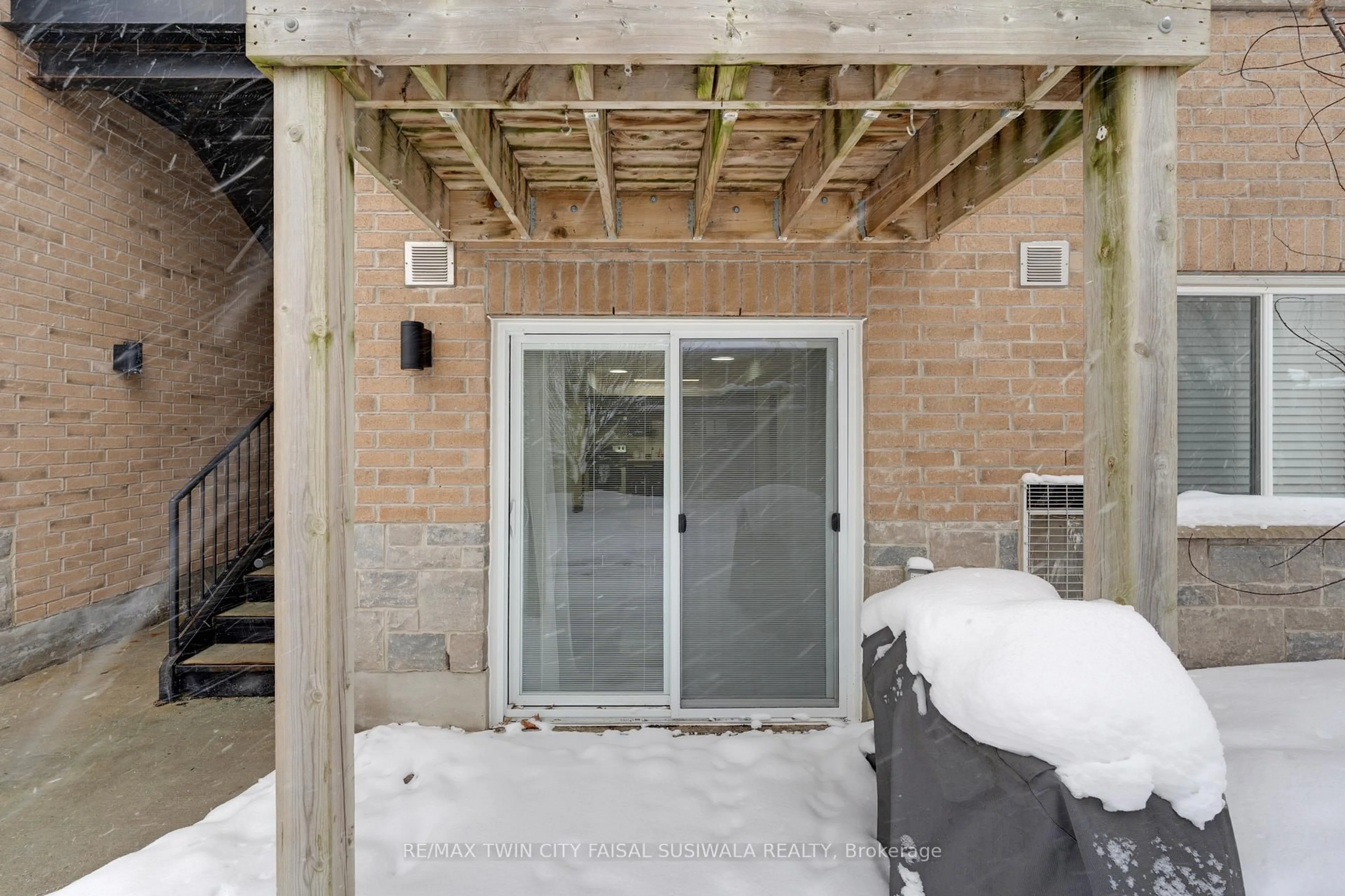Patio, street for 185 Windale Cres #1C, Kitchener Ontario N2E 0G3