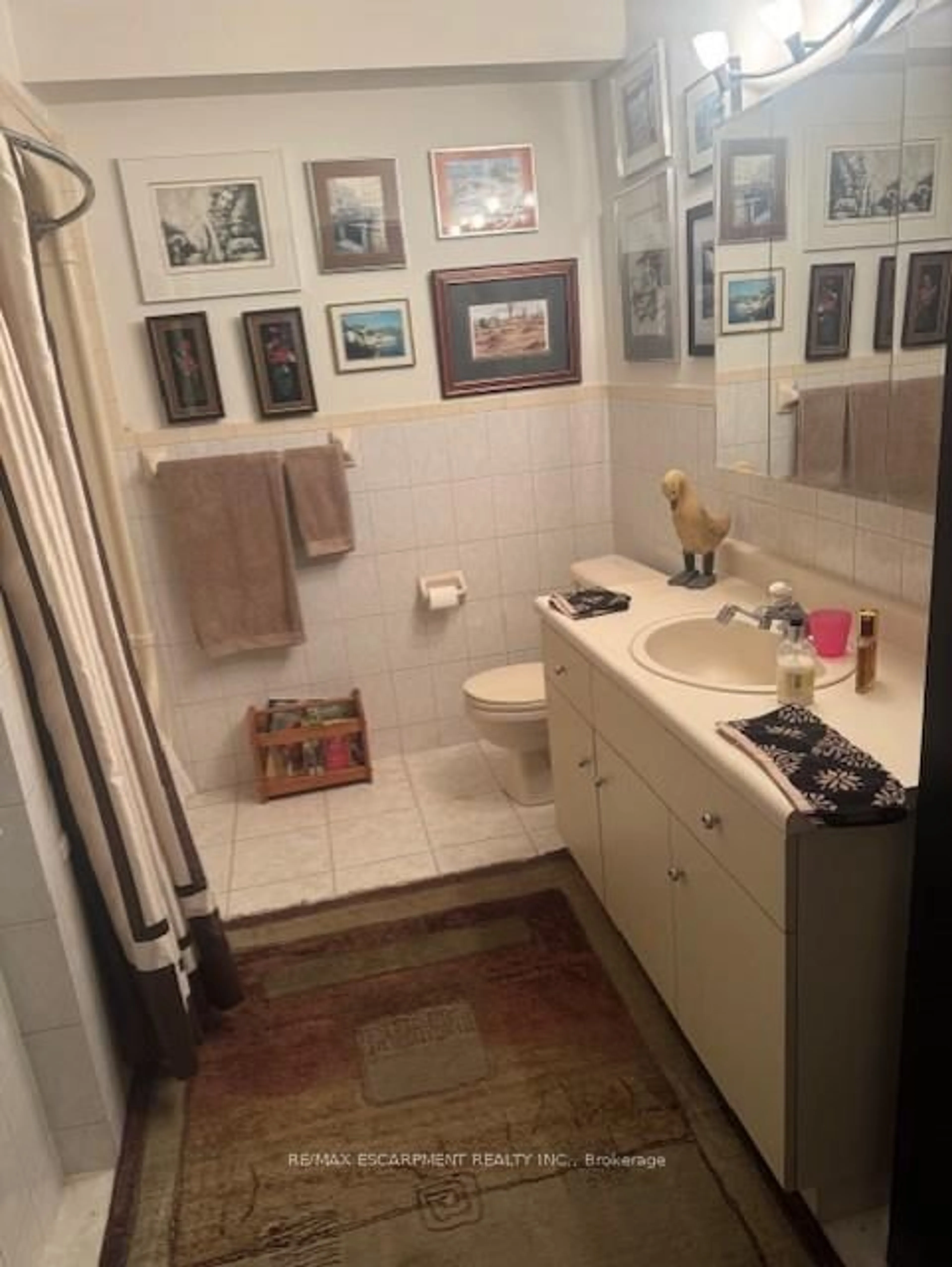 Standard bathroom, unknown for 92 Blenheim Dr, Hamilton Ontario L8E 1W5
