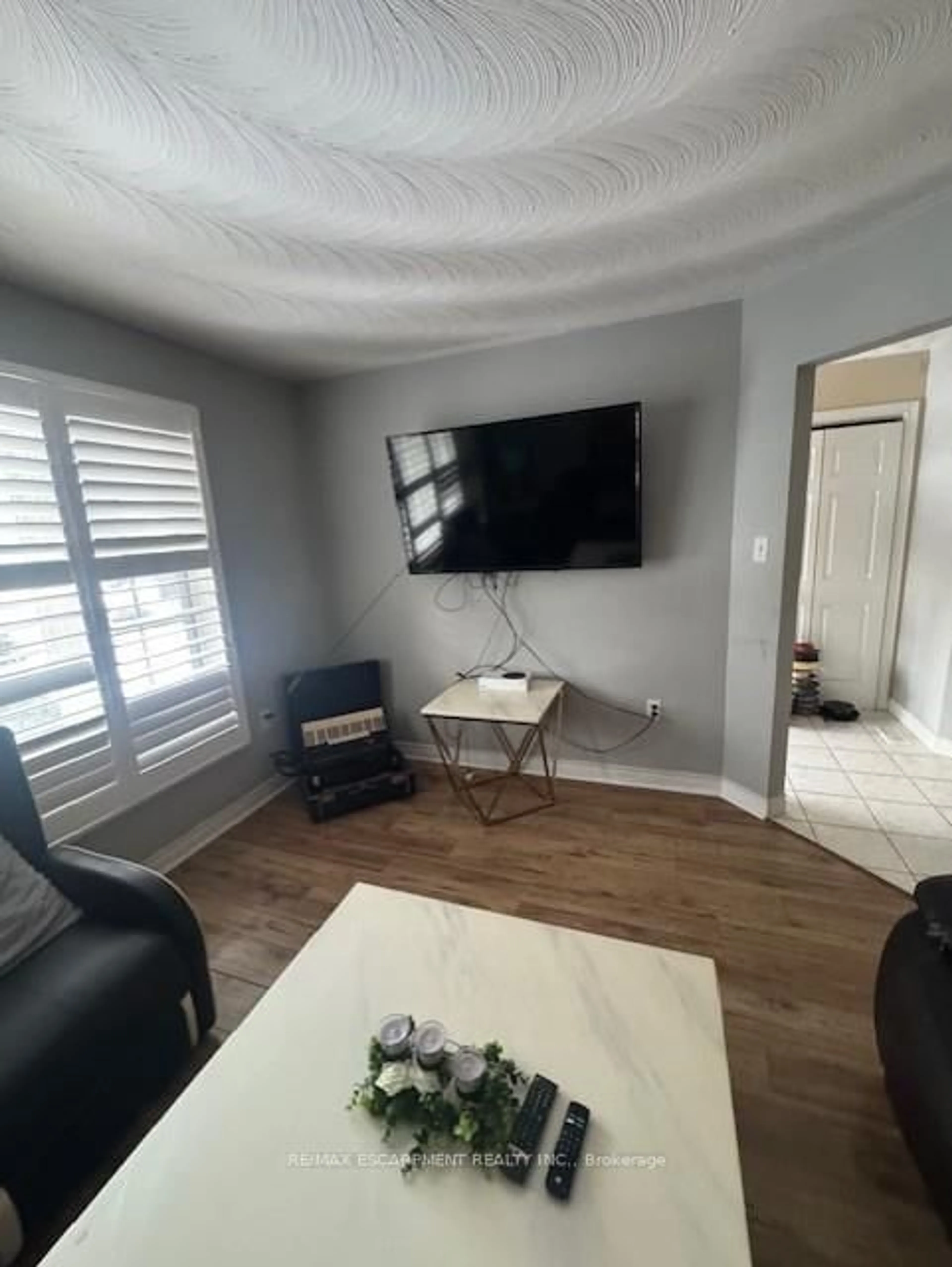 Living room with furniture, unknown for 92 Blenheim Dr, Hamilton Ontario L8E 1W5