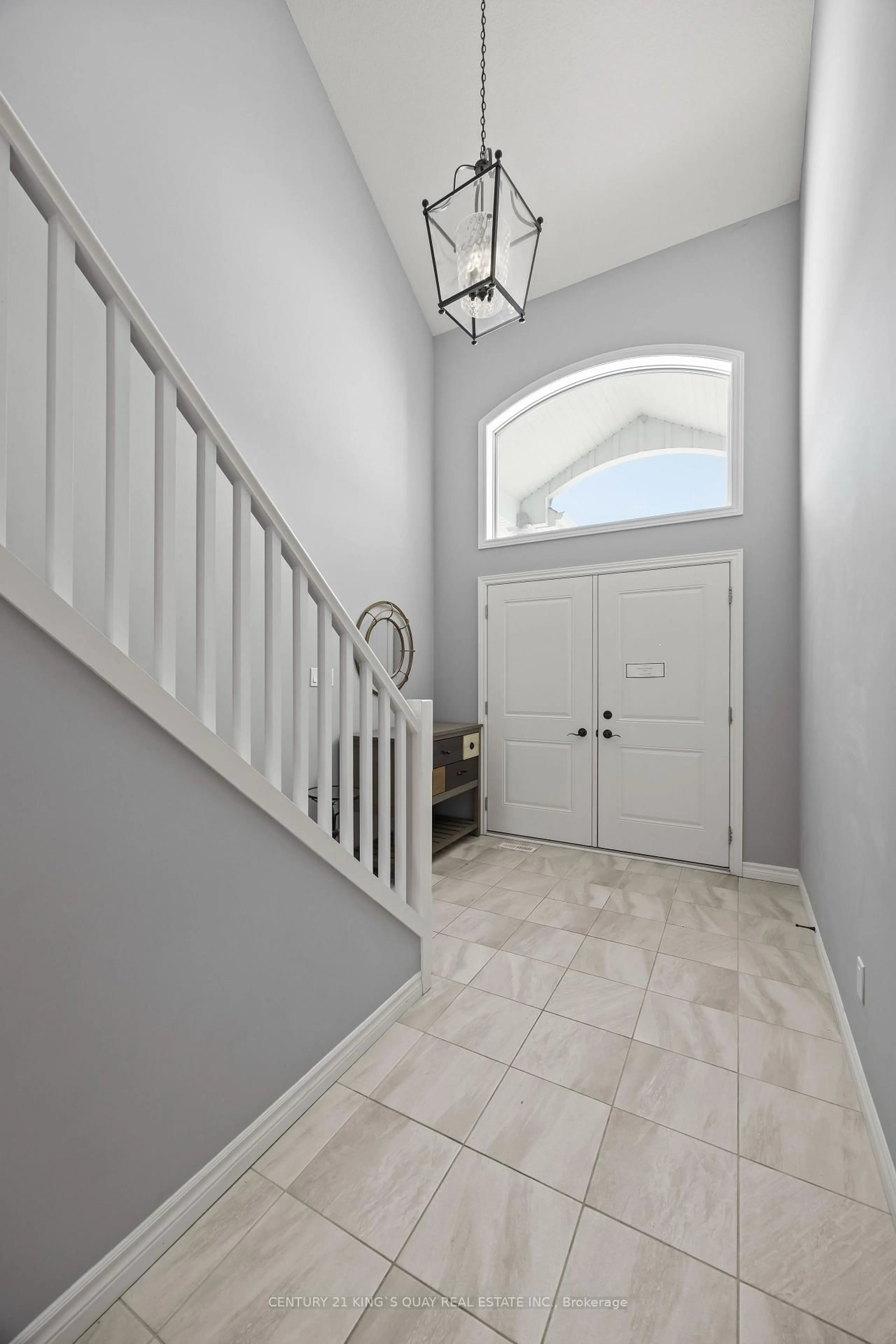 Indoor entryway for 471 Sophia Cres, London North Ontario N6G 0T5