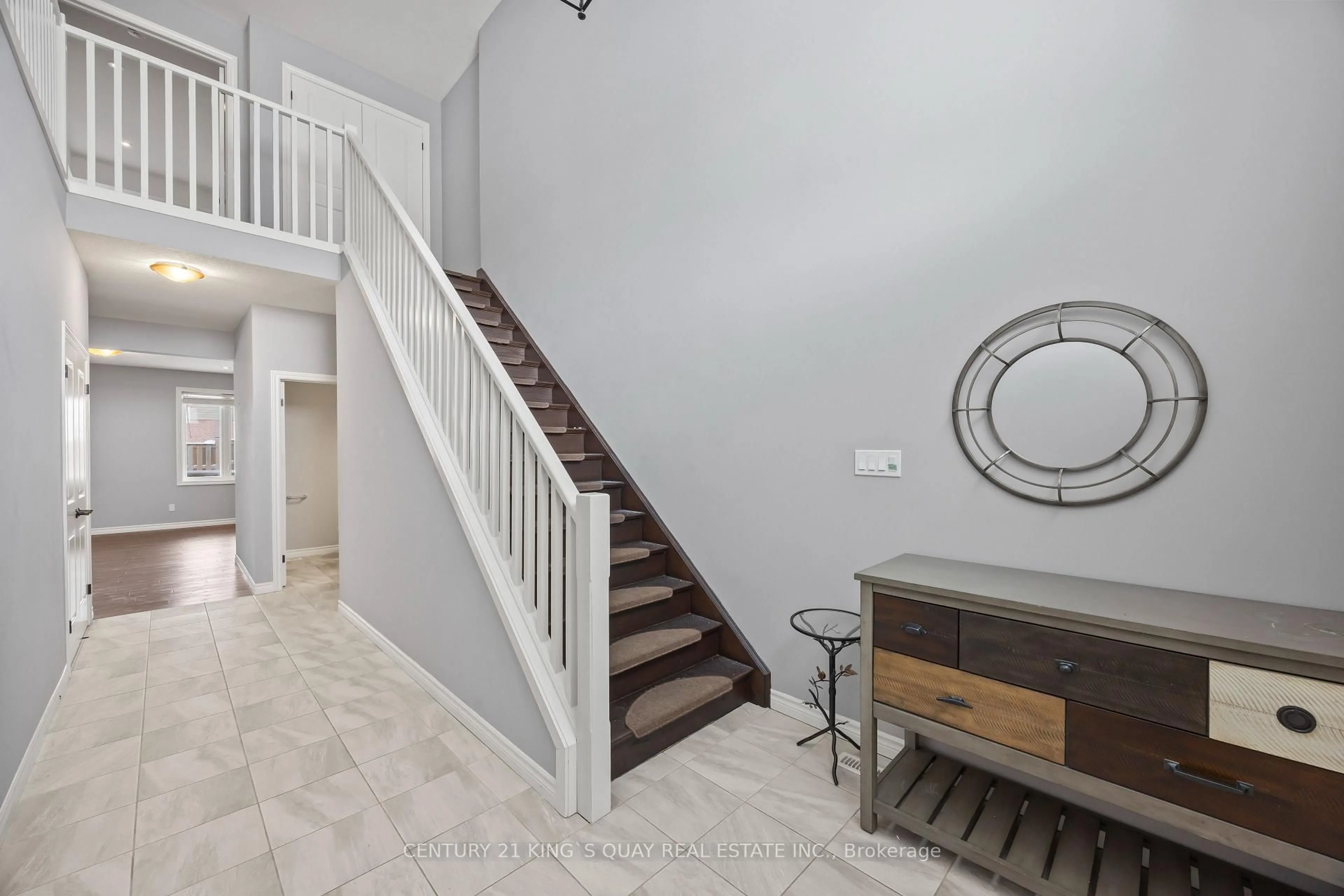 Indoor entryway for 471 Sophia Cres, London North Ontario N6G 0T5