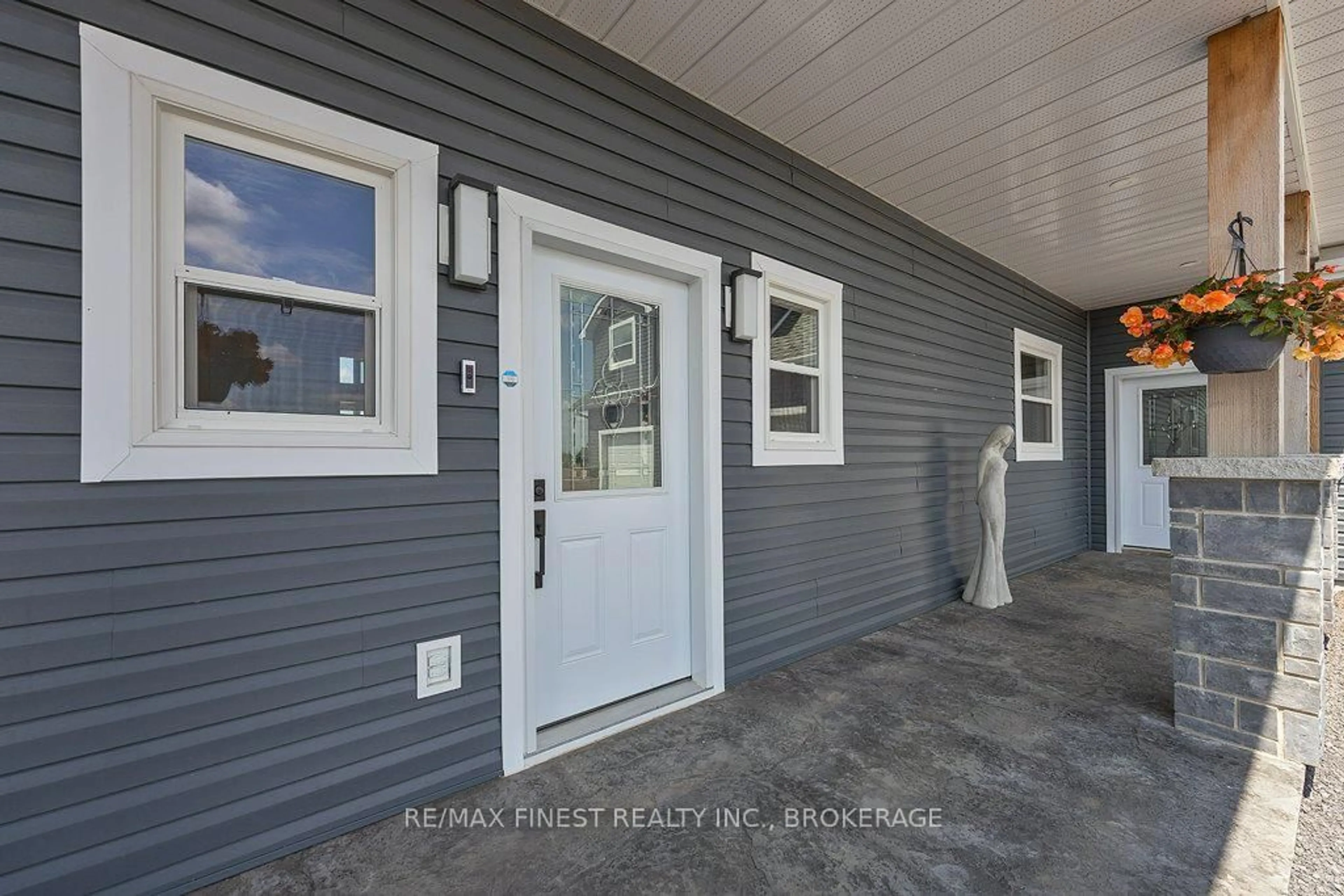 Indoor entryway for 952 County Road 6, Bissett Creek Ontario K0H 2H0