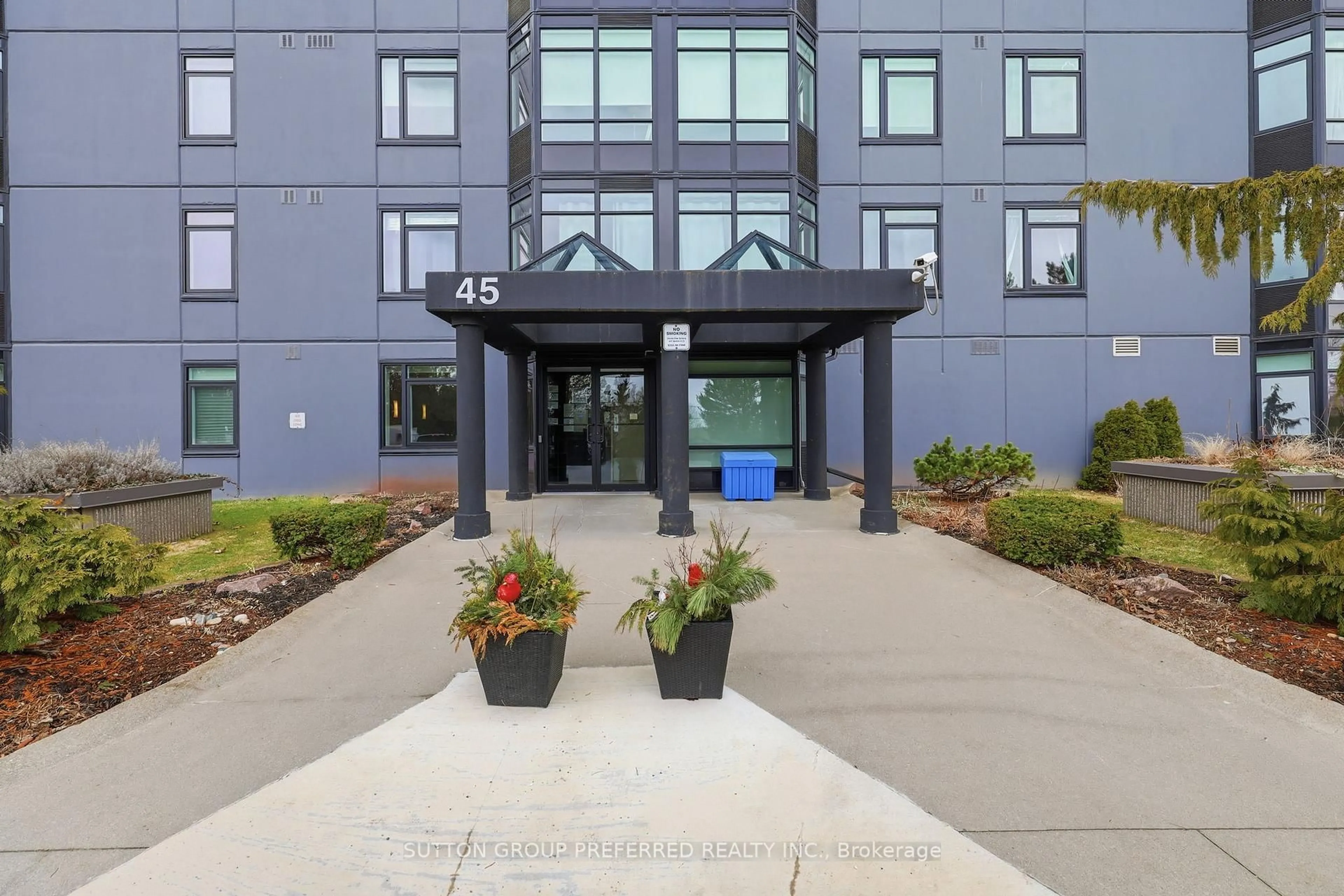 Indoor foyer for 45 Pond Mills Rd #1615, London South Ontario N5Z 4W5