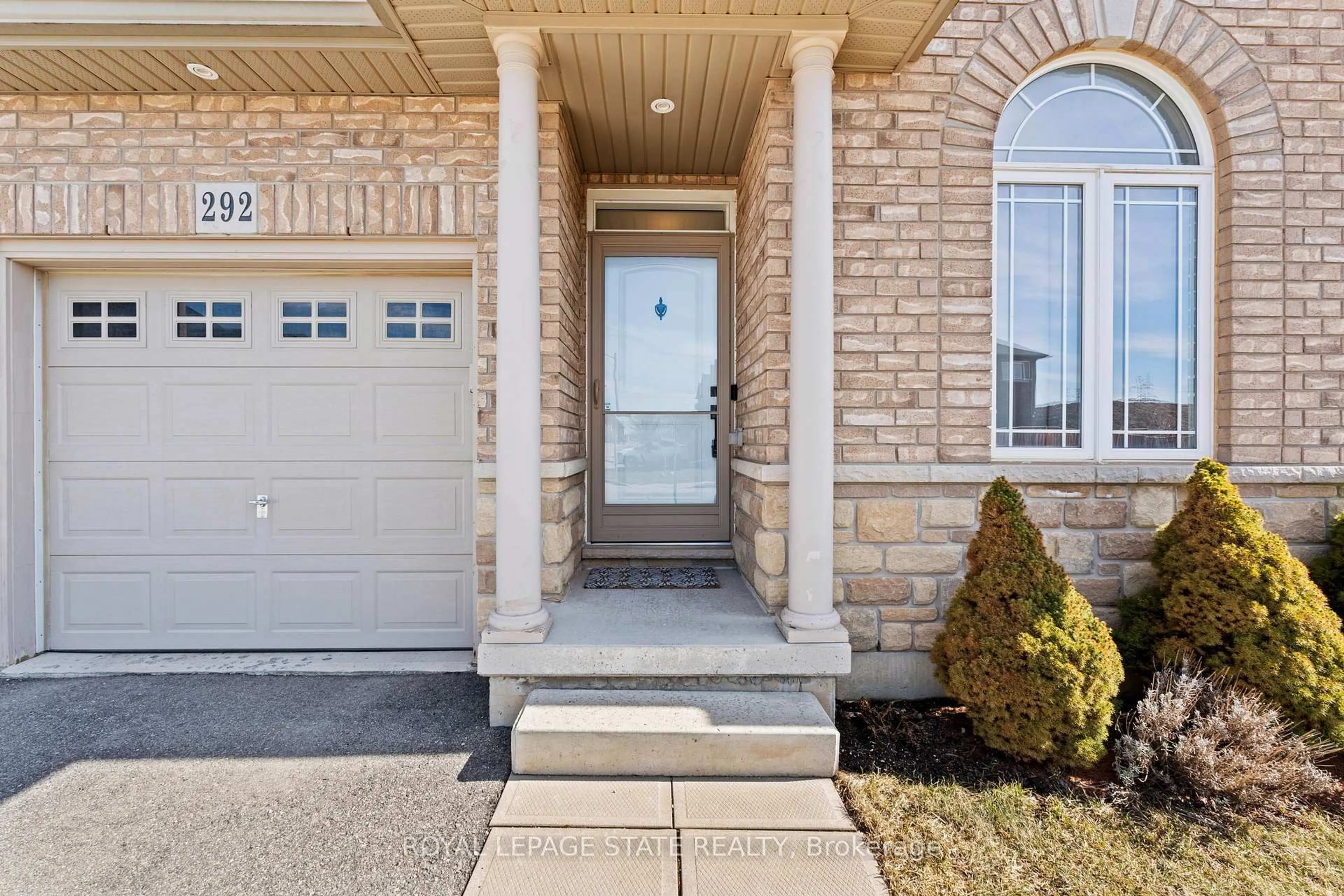 Indoor entryway for 292 Keystone Cres, Hamilton Ontario L0R 1P0