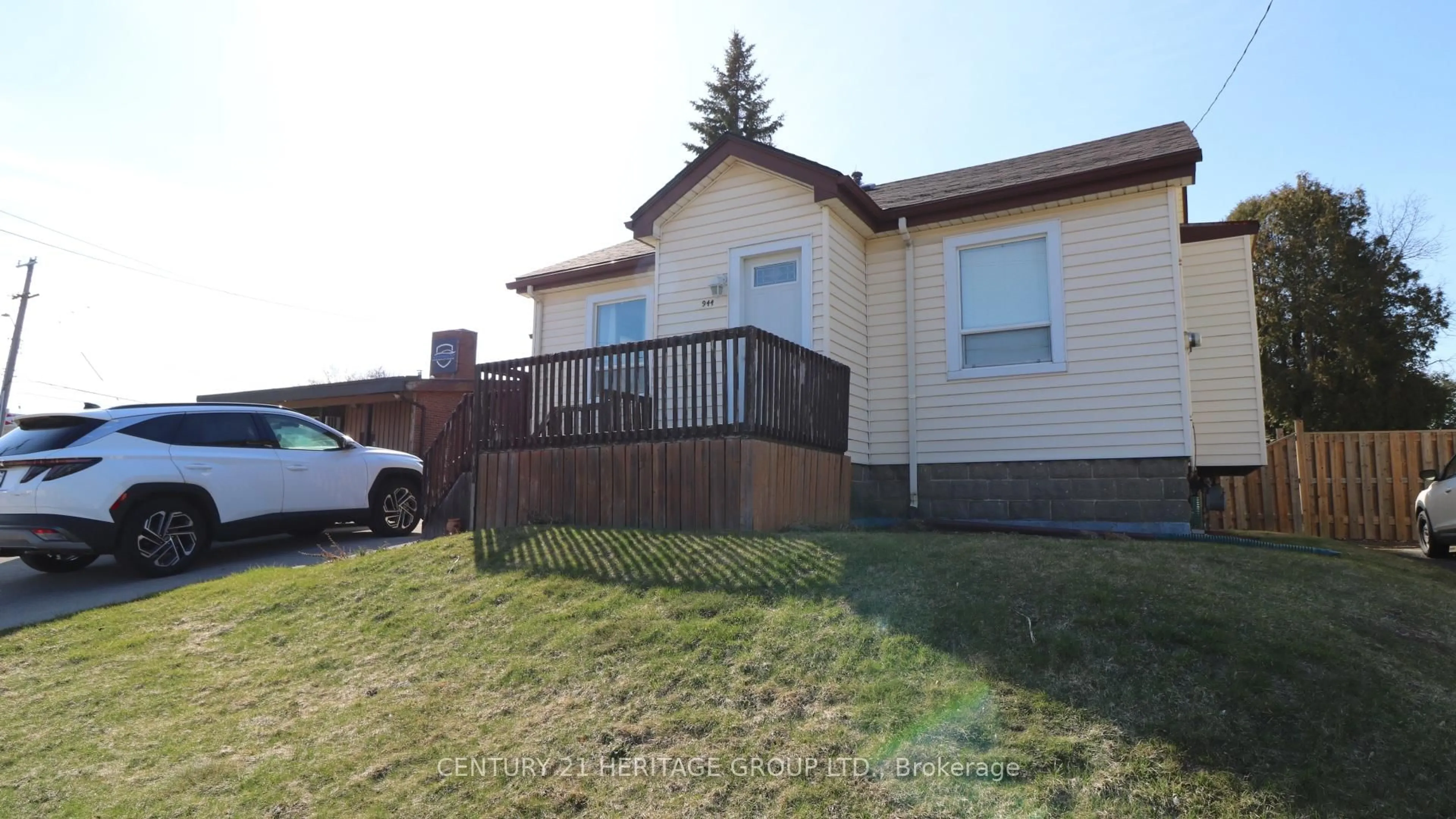 Home with vinyl exterior material, street for 944 Garth St, Hamilton Ontario L9C 4L2