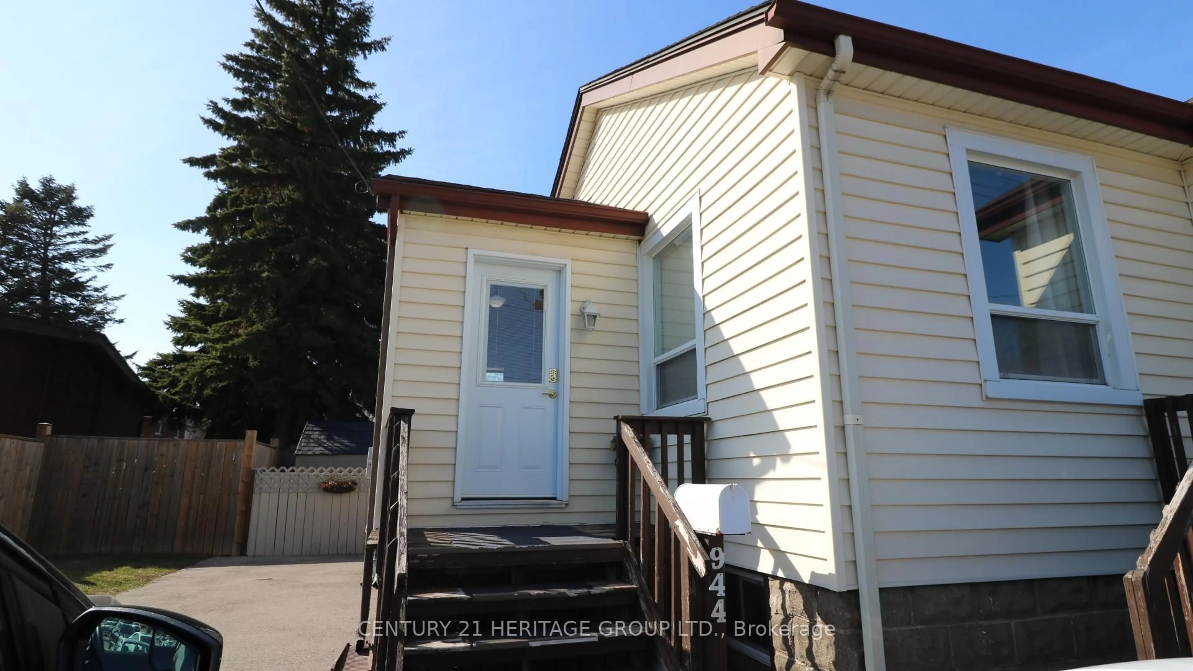 Unknown for 944 Garth St, Hamilton Ontario L9C 4L2