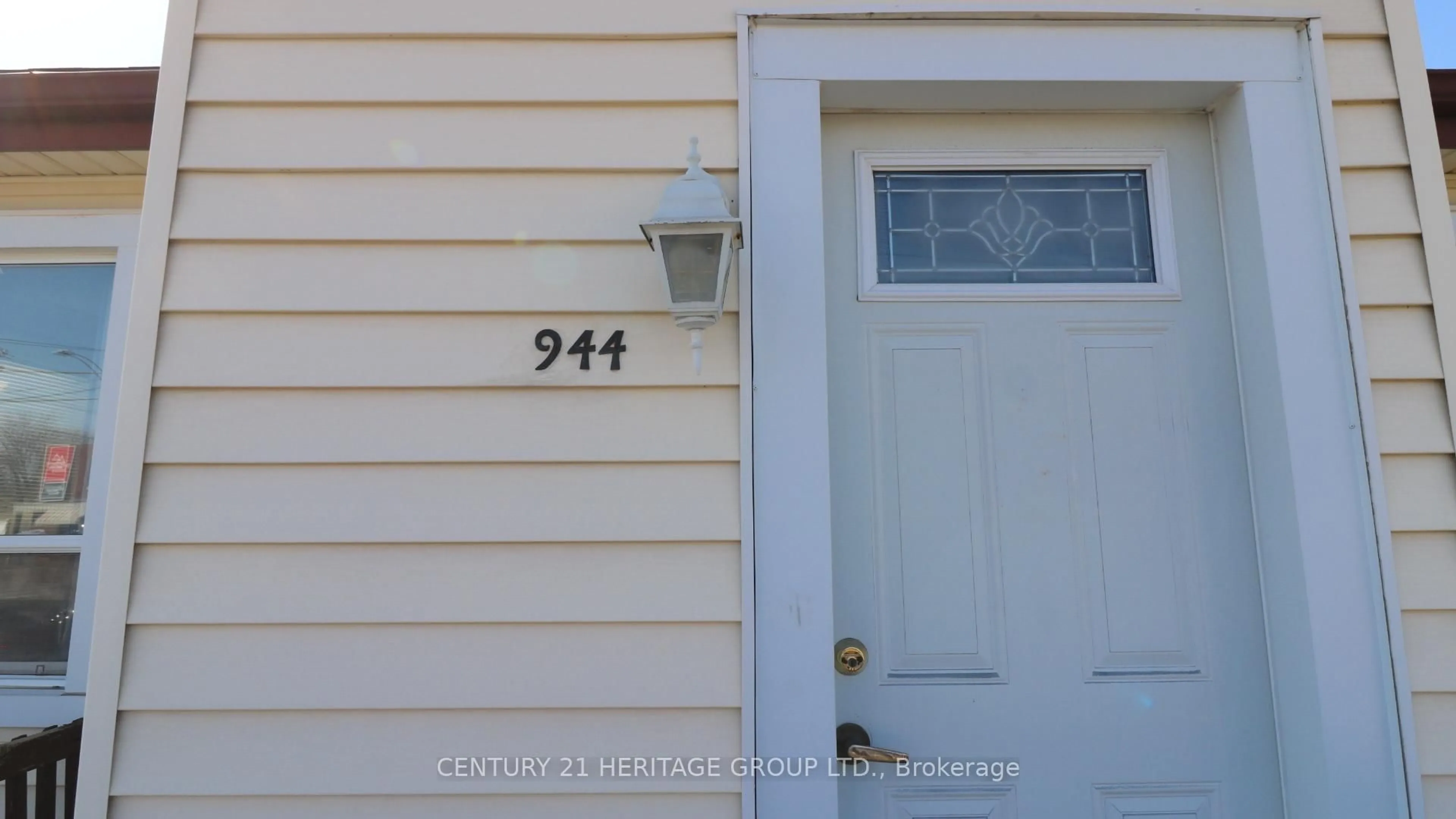 Home with vinyl exterior material, street for 944 Garth St, Hamilton Ontario L9C 4L2