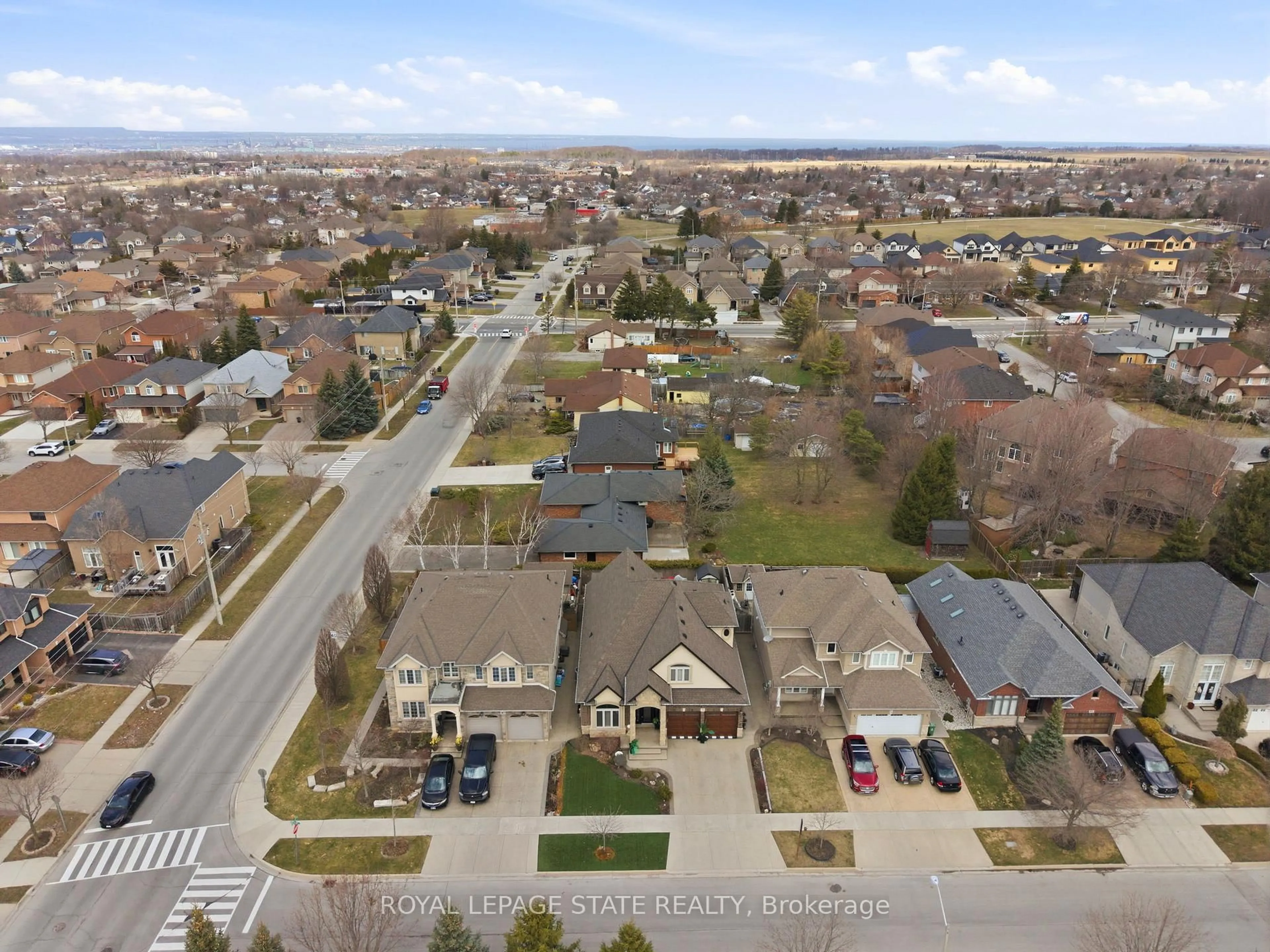 A pic from outside/outdoor area/front of a property/back of a property/a pic from drone, street for 85 Hillcroft Dr, Hamilton Ontario L9J 3W9