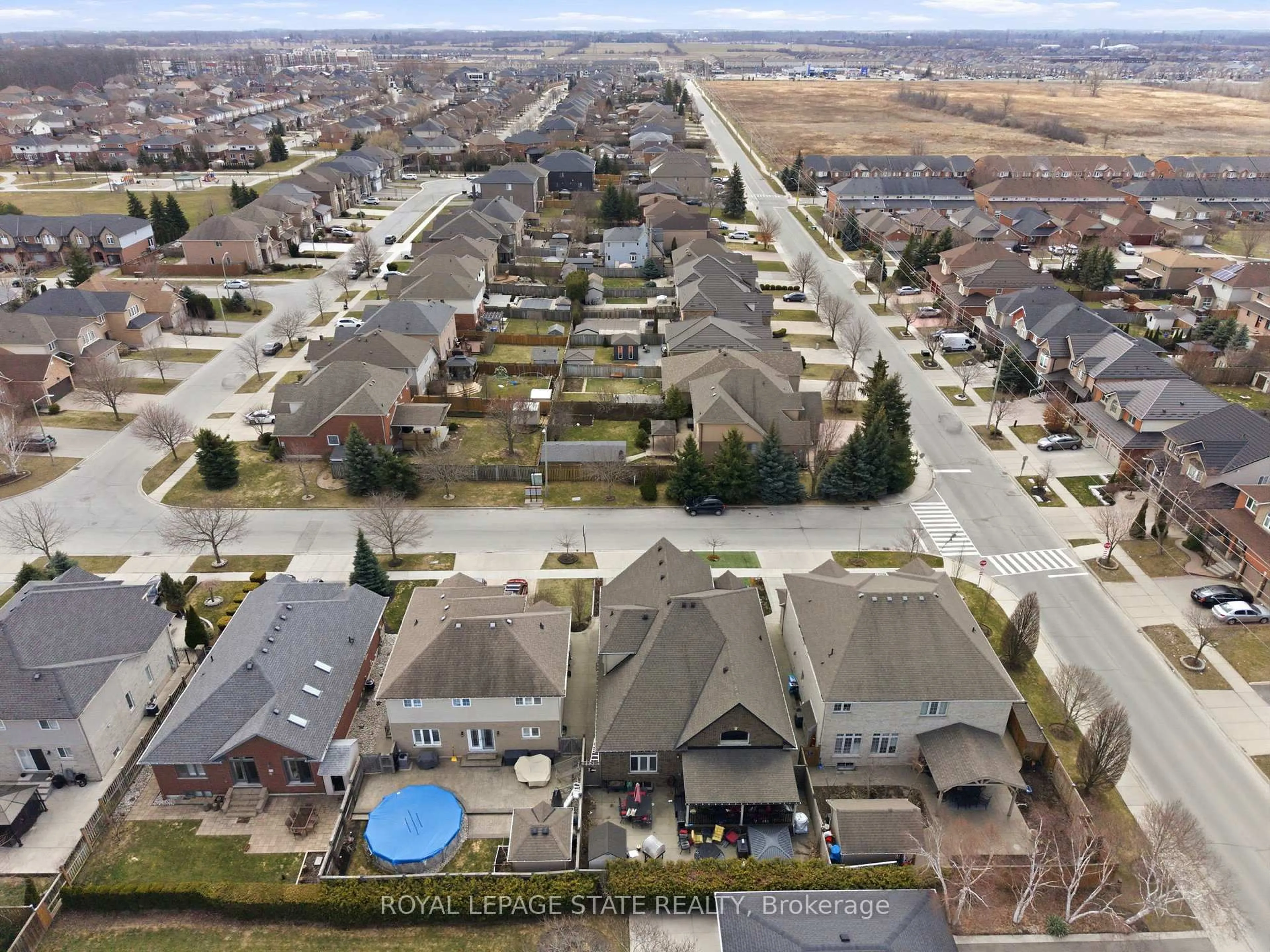 A pic from outside/outdoor area/front of a property/back of a property/a pic from drone, street for 85 Hillcroft Dr, Hamilton Ontario L9J 3W9