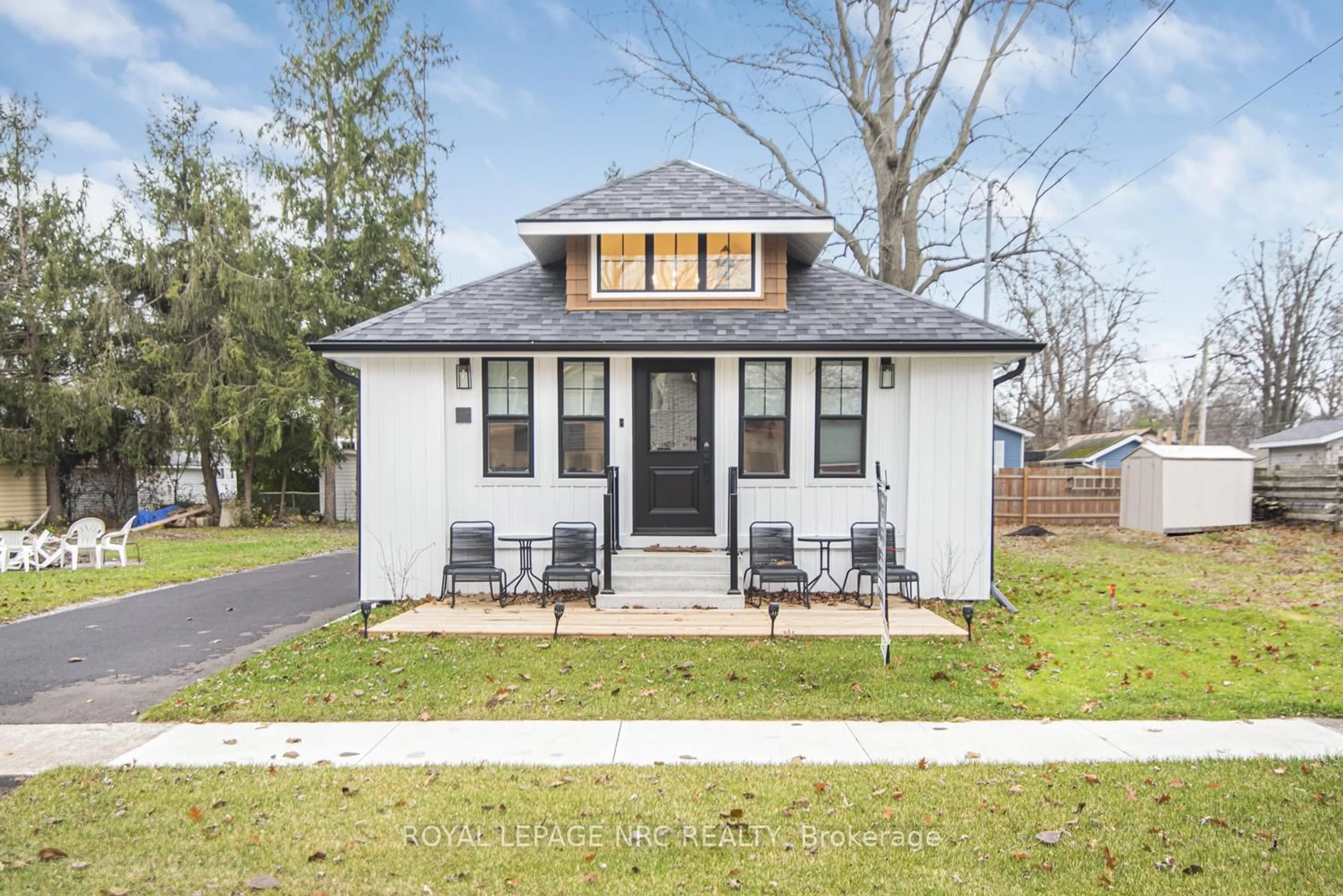 Home with vinyl exterior material, street for 385 WESTWOOD Ave, Fort Erie Ontario L0S 1B0