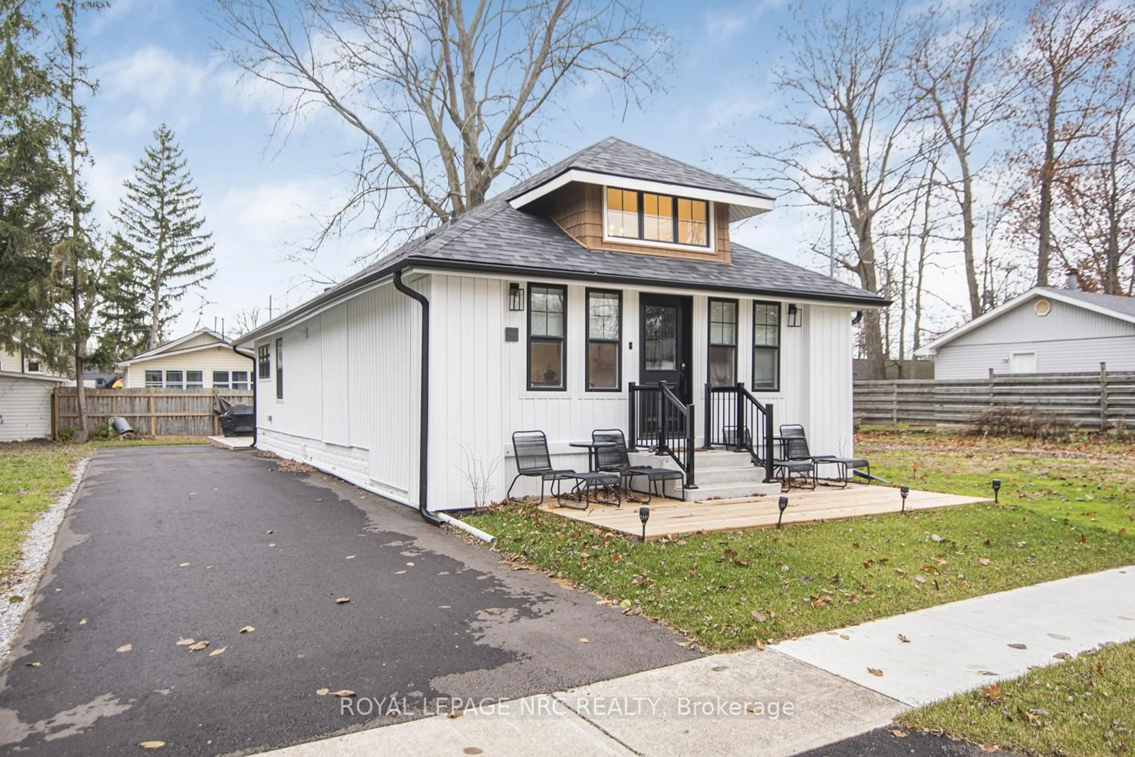 Home with vinyl exterior material, street for 385 WESTWOOD Ave, Fort Erie Ontario L0S 1B0