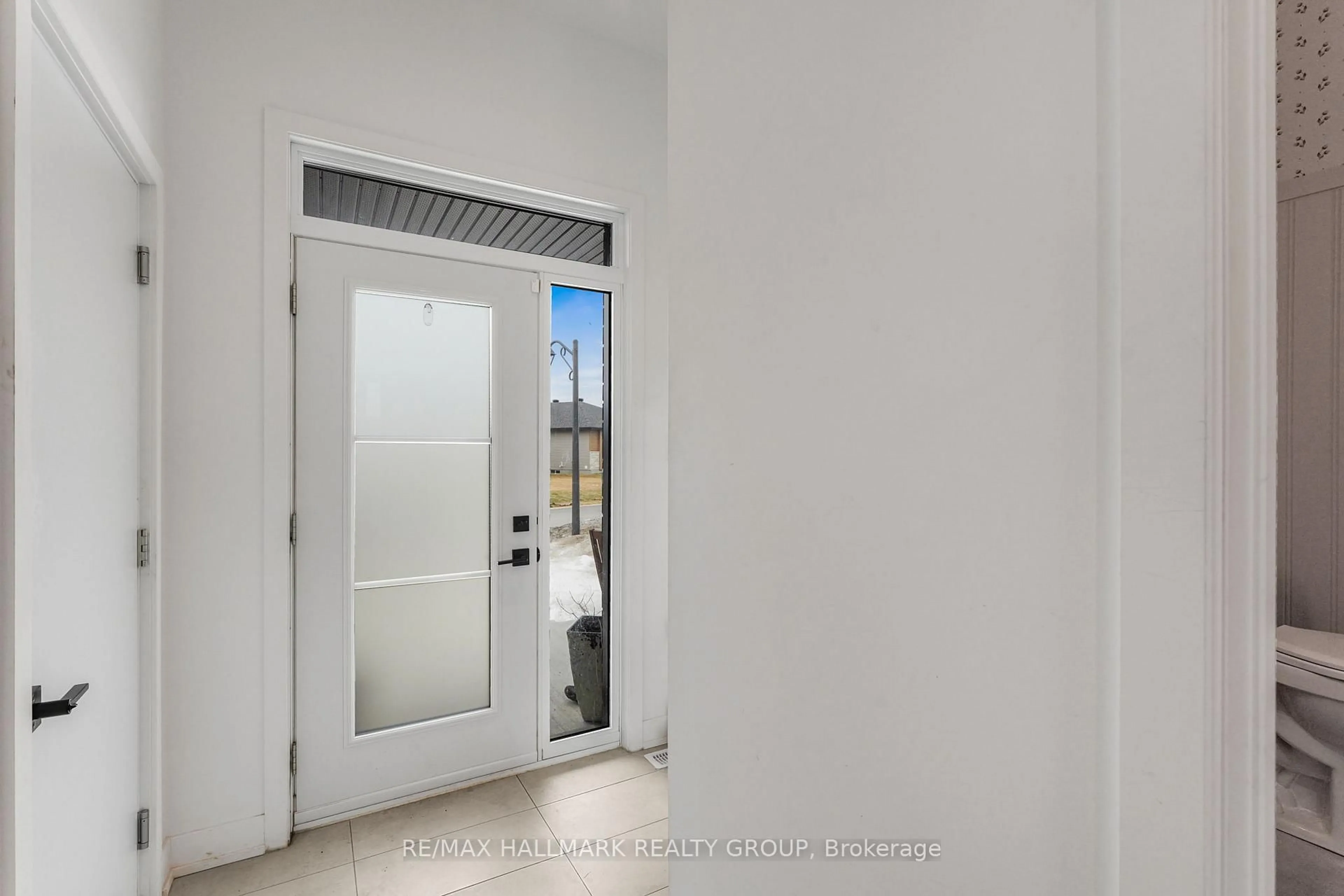 Indoor entryway for 1356 DIAMOND St, Clarence-Rockland Ontario K4K 0M6