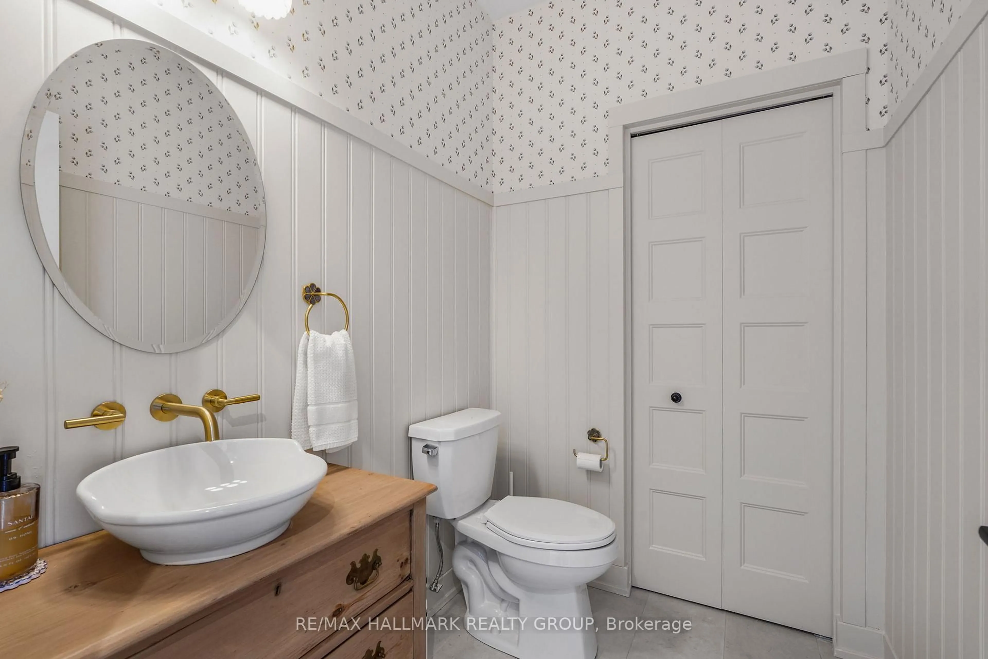 Standard bathroom, ceramic/tile floor for 1356 DIAMOND St, Clarence-Rockland Ontario K4K 0M6