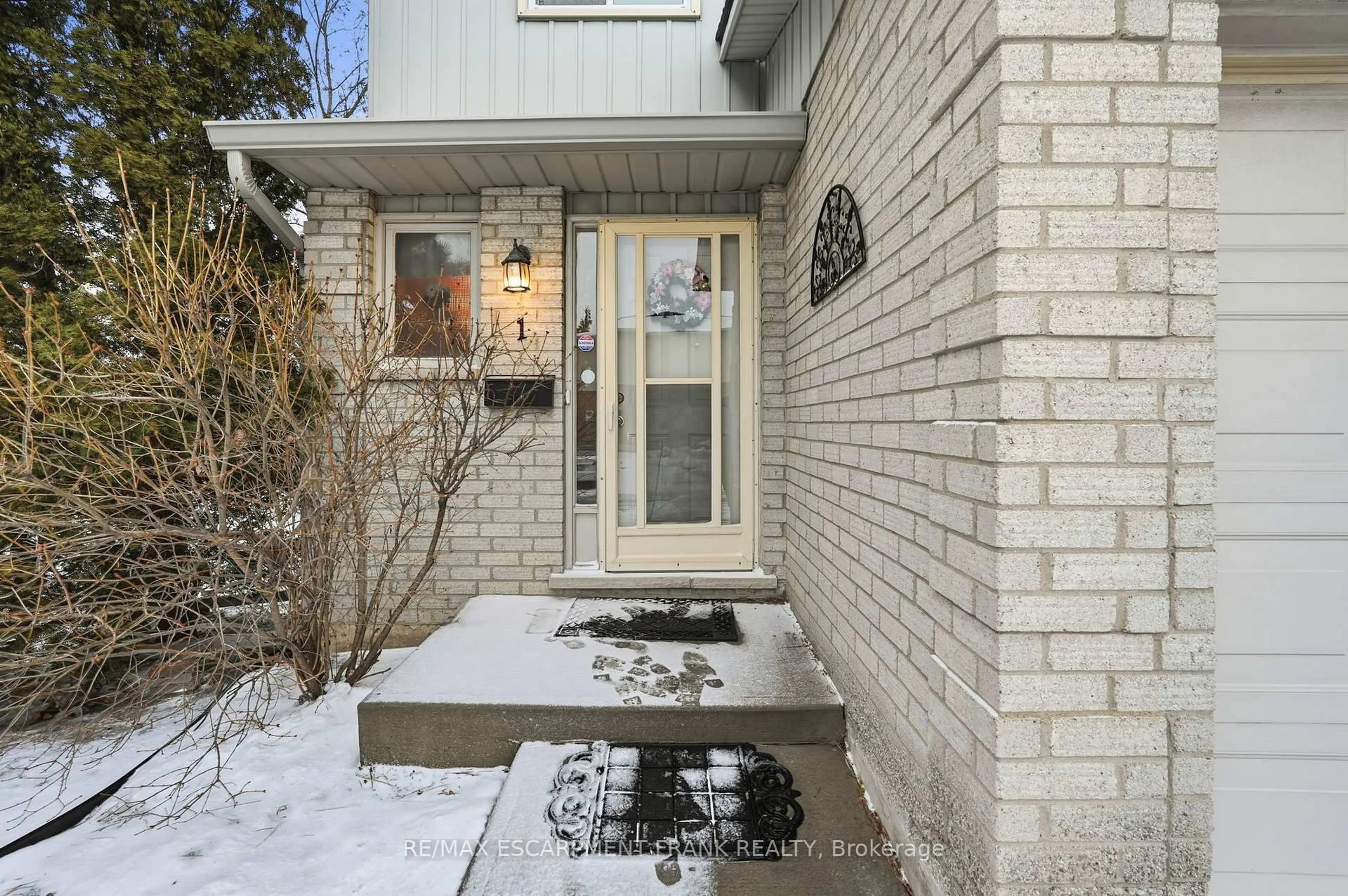 Indoor entryway for 1675 Upper Gage Ave #1, Hamilton Ontario L8W 3R7