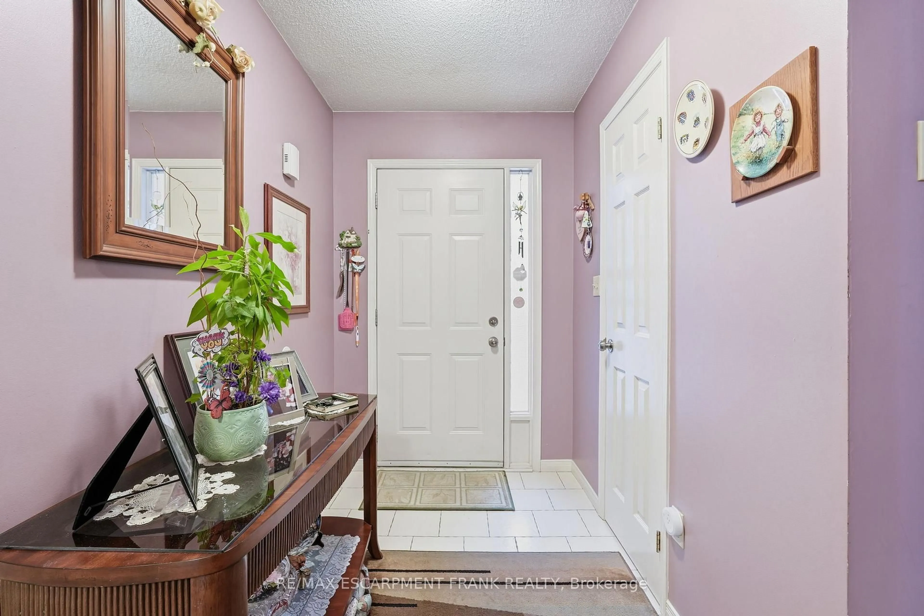 Indoor entryway for 1675 Upper Gage Ave #1, Hamilton Ontario L8W 3R7