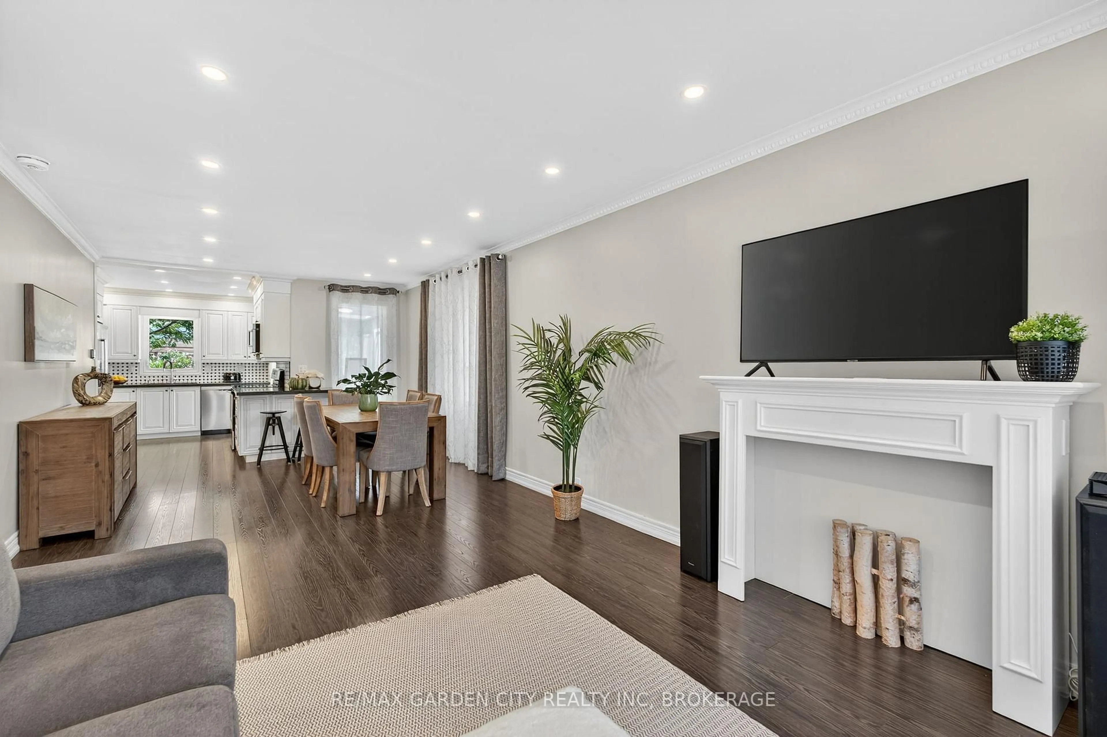 Living room with furniture, wood/laminate floor for 133 Connaught Ave, Hamilton Ontario L8L 6Z2