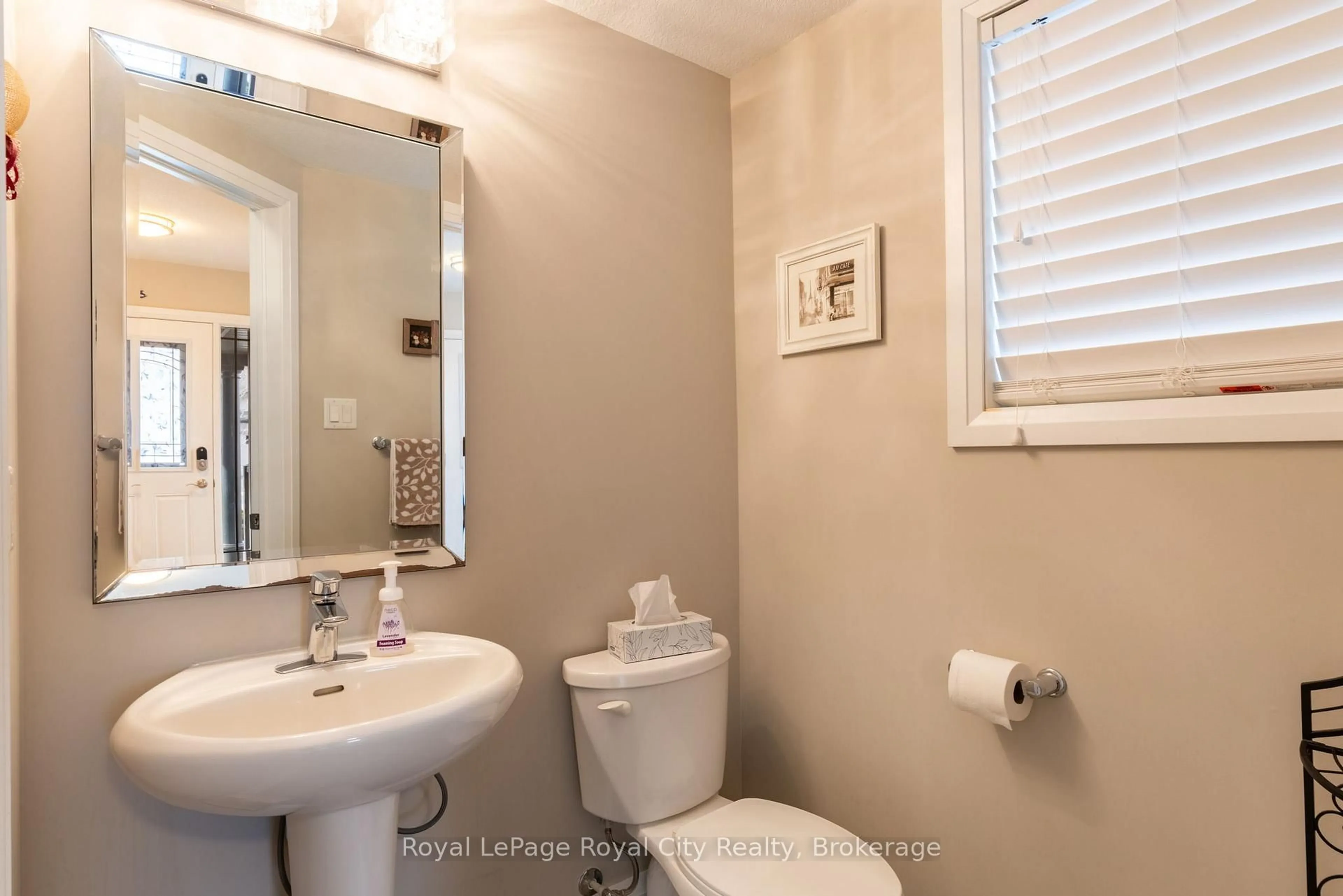Standard bathroom, ceramic/tile floor for 65 Aberdeen St, Centre Wellington Ontario N1M 0C1