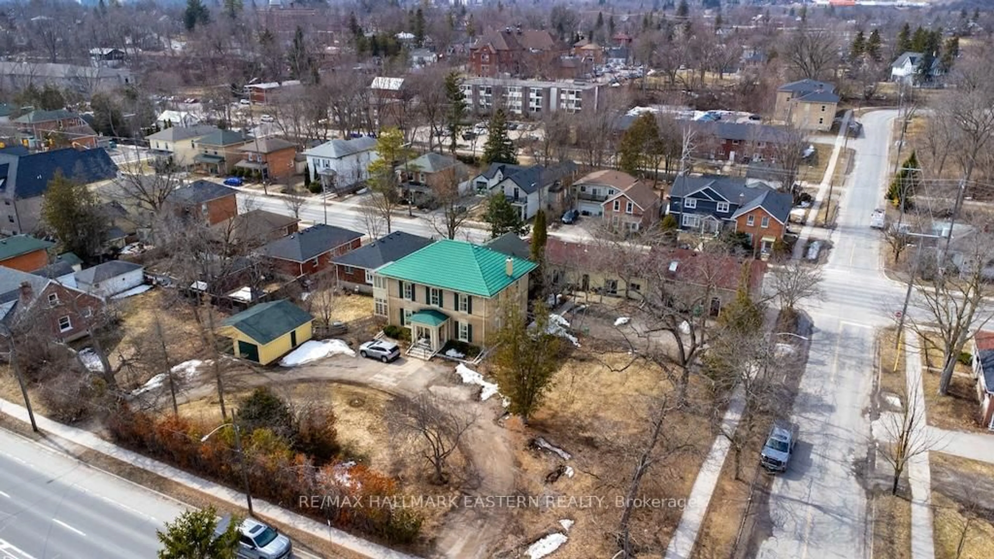 A pic from outside/outdoor area/front of a property/back of a property/a pic from drone, unknown for 813 Water St, Peterborough Ontario K9H 3N7
