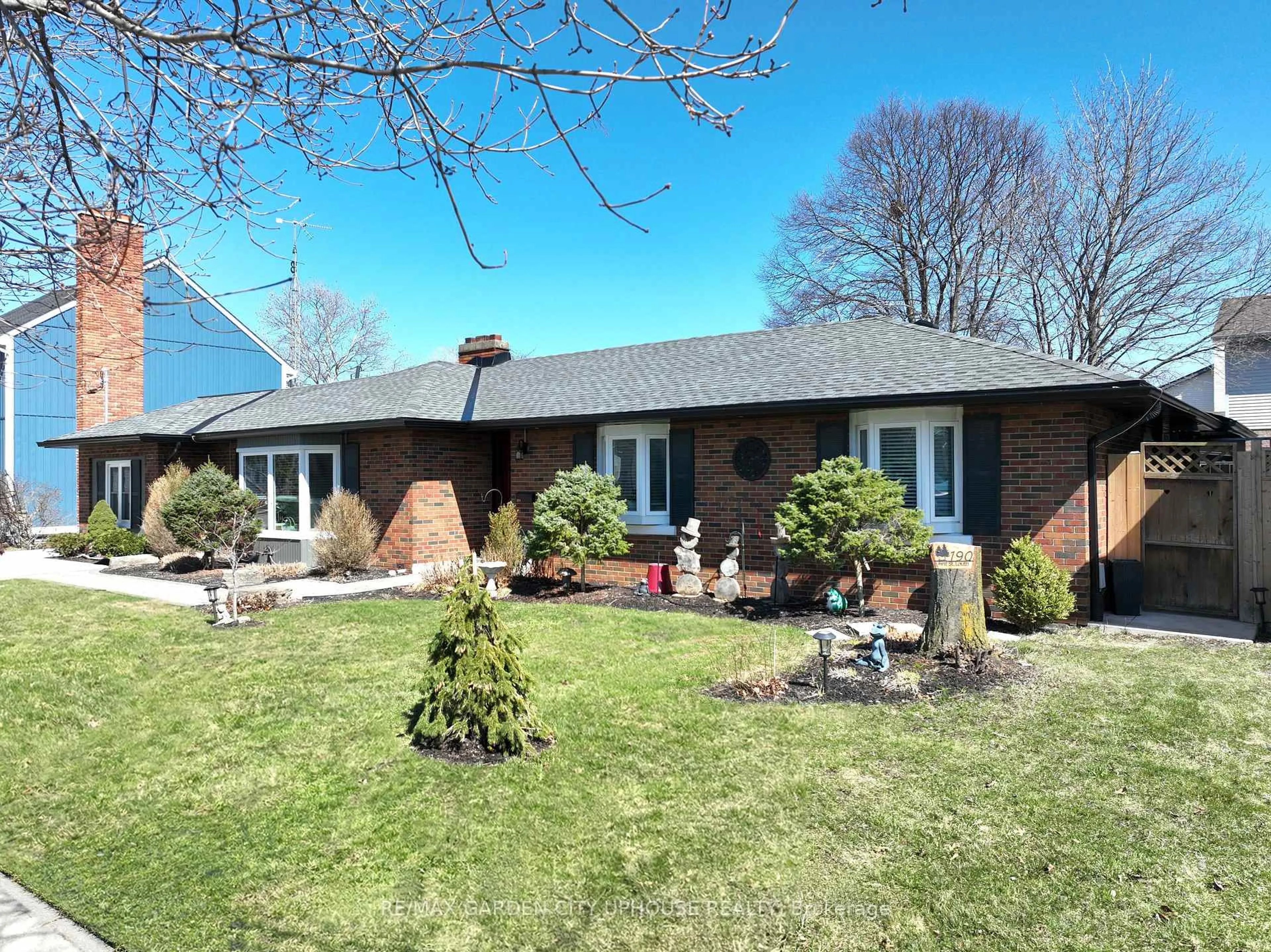 A pic from outside/outdoor area/front of a property/back of a property/a pic from drone, street for 190 FIRST STREET LOUTH St, St. Catharines Ontario L2S 0A6