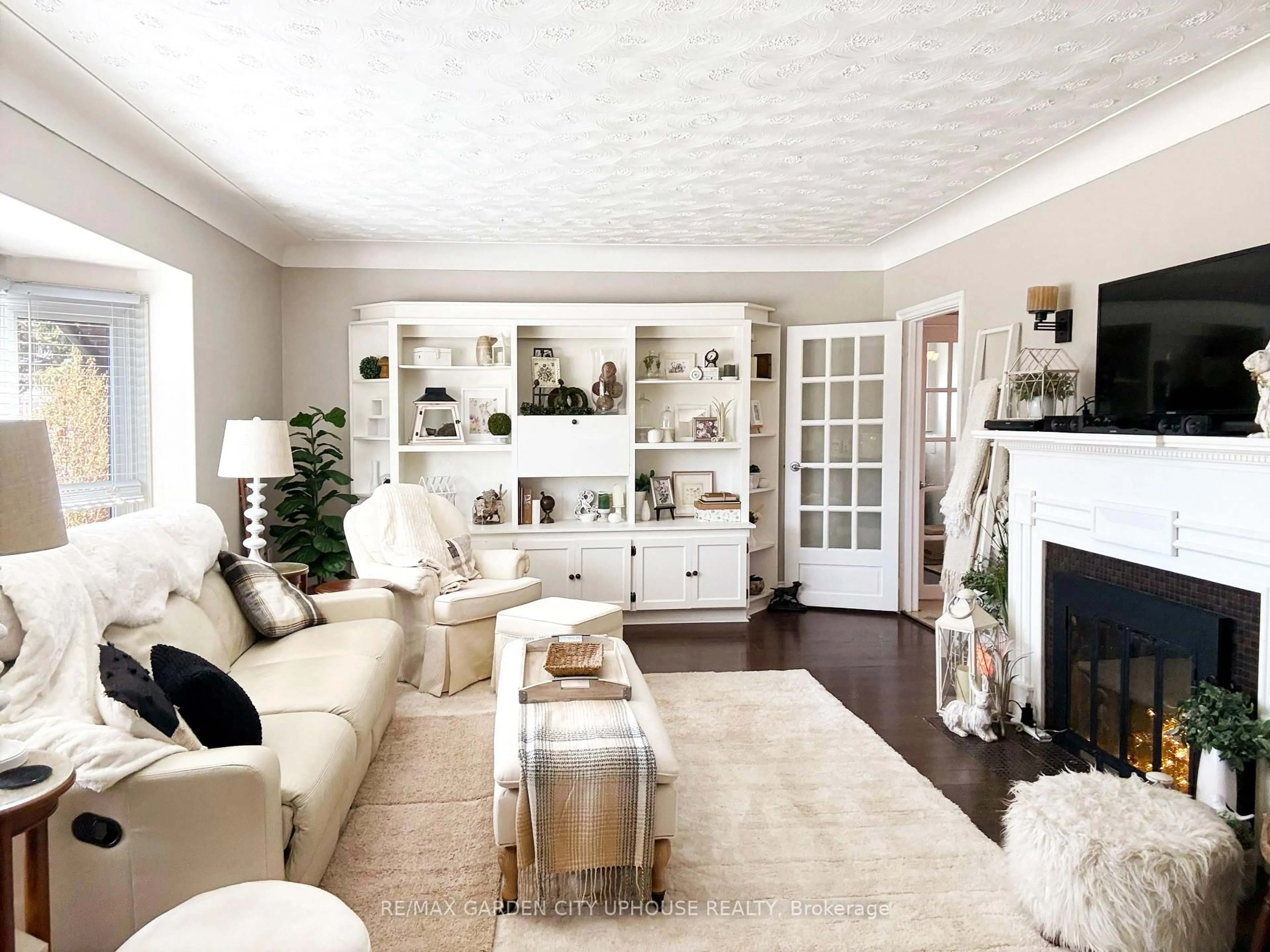 Living room with furniture, wood/laminate floor for 190 FIRST STREET LOUTH St, St. Catharines Ontario L2S 0A6