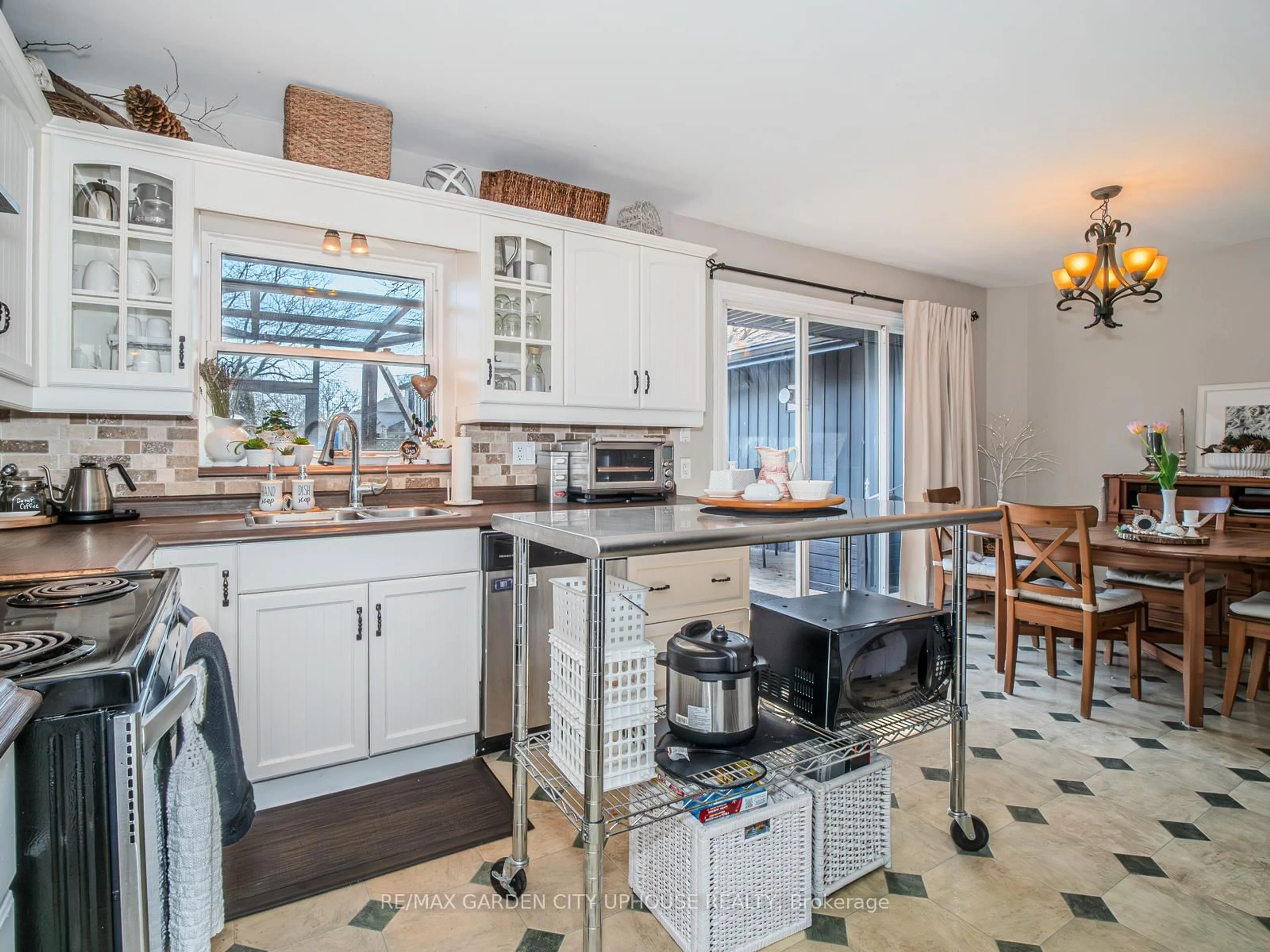 Open concept kitchen, ceramic/tile floor for 190 FIRST STREET LOUTH St, St. Catharines Ontario L2S 0A6