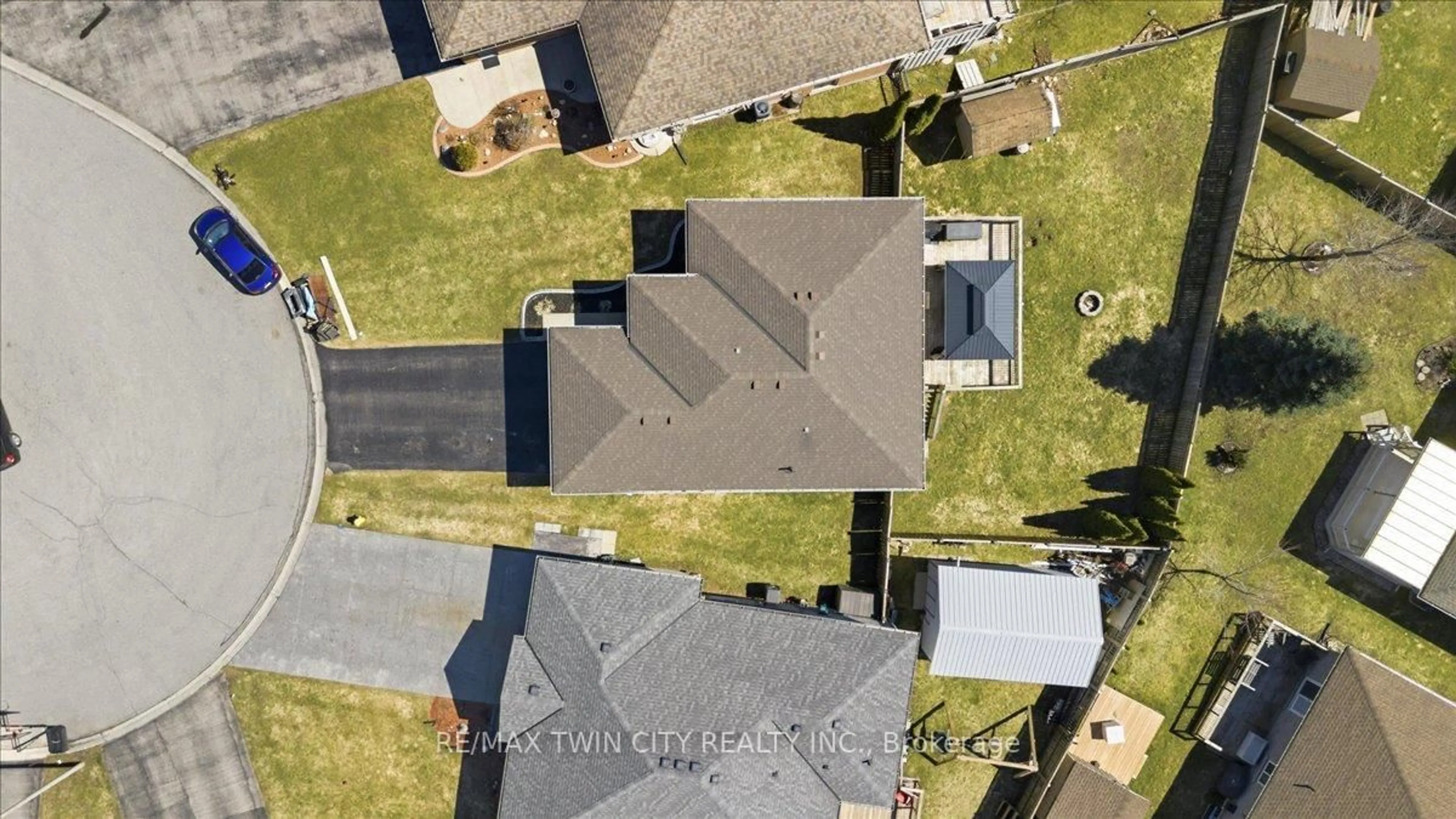 A pic from outside/outdoor area/front of a property/back of a property/a pic from drone, unknown for 11 Feltz Dr, Ingersoll Ontario N5C 4E9