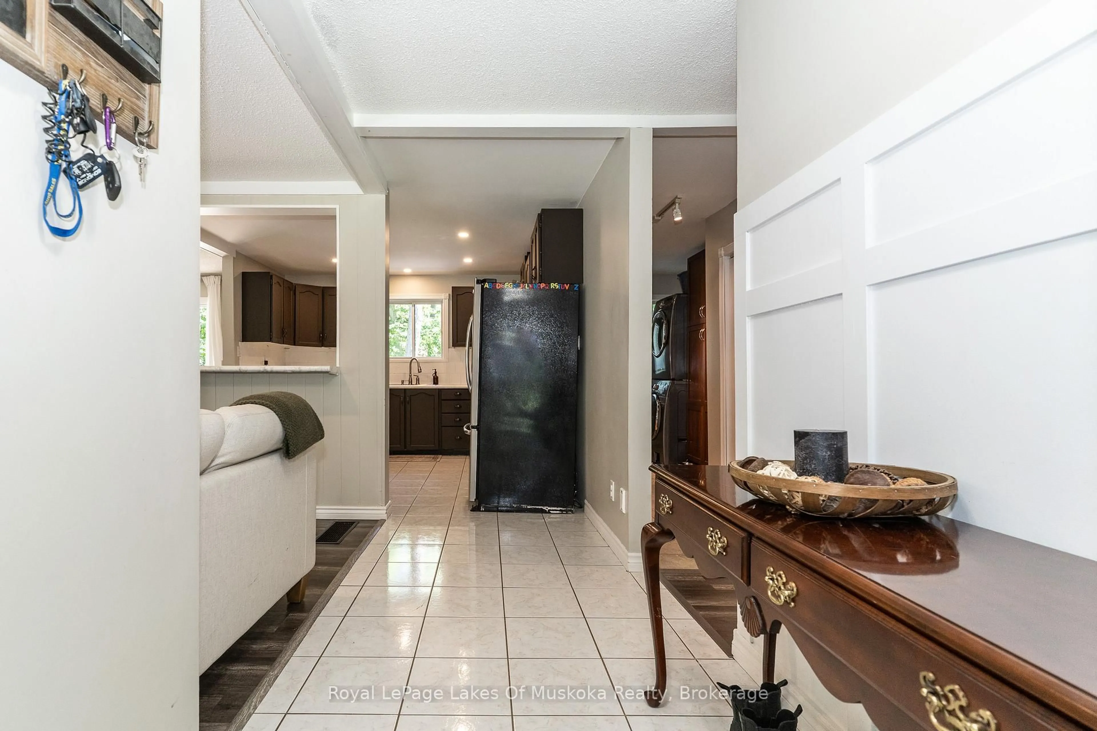 Indoor foyer for 220 Alexander St, Gravenhurst Ontario P1P 1A6