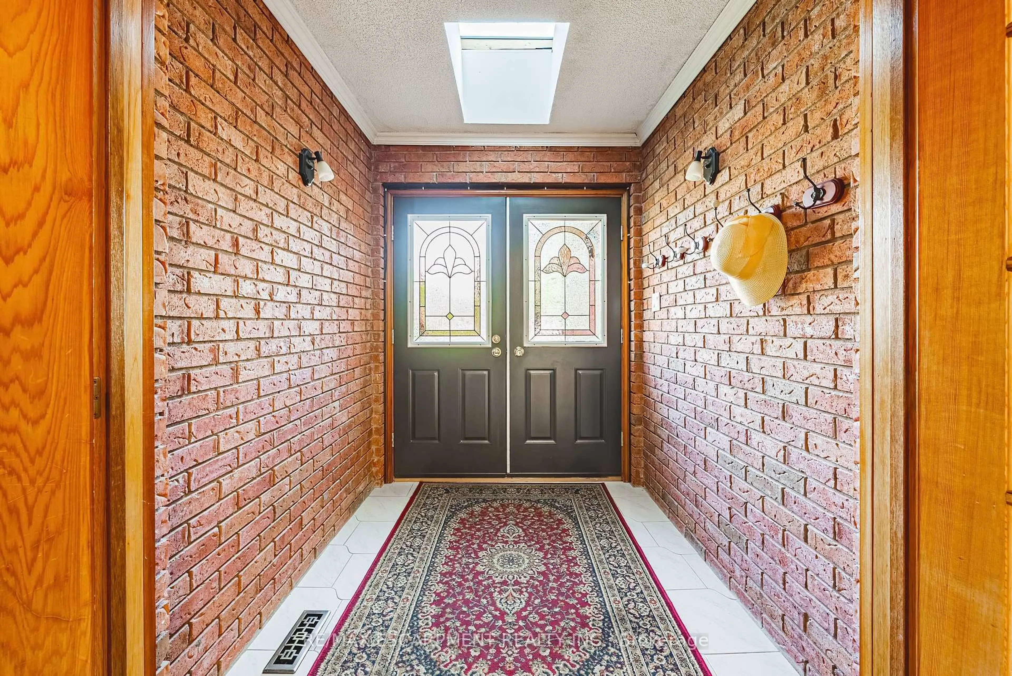 Indoor foyer for 19 Glenhaven Crt, Hamilton Ontario L9C 7G4