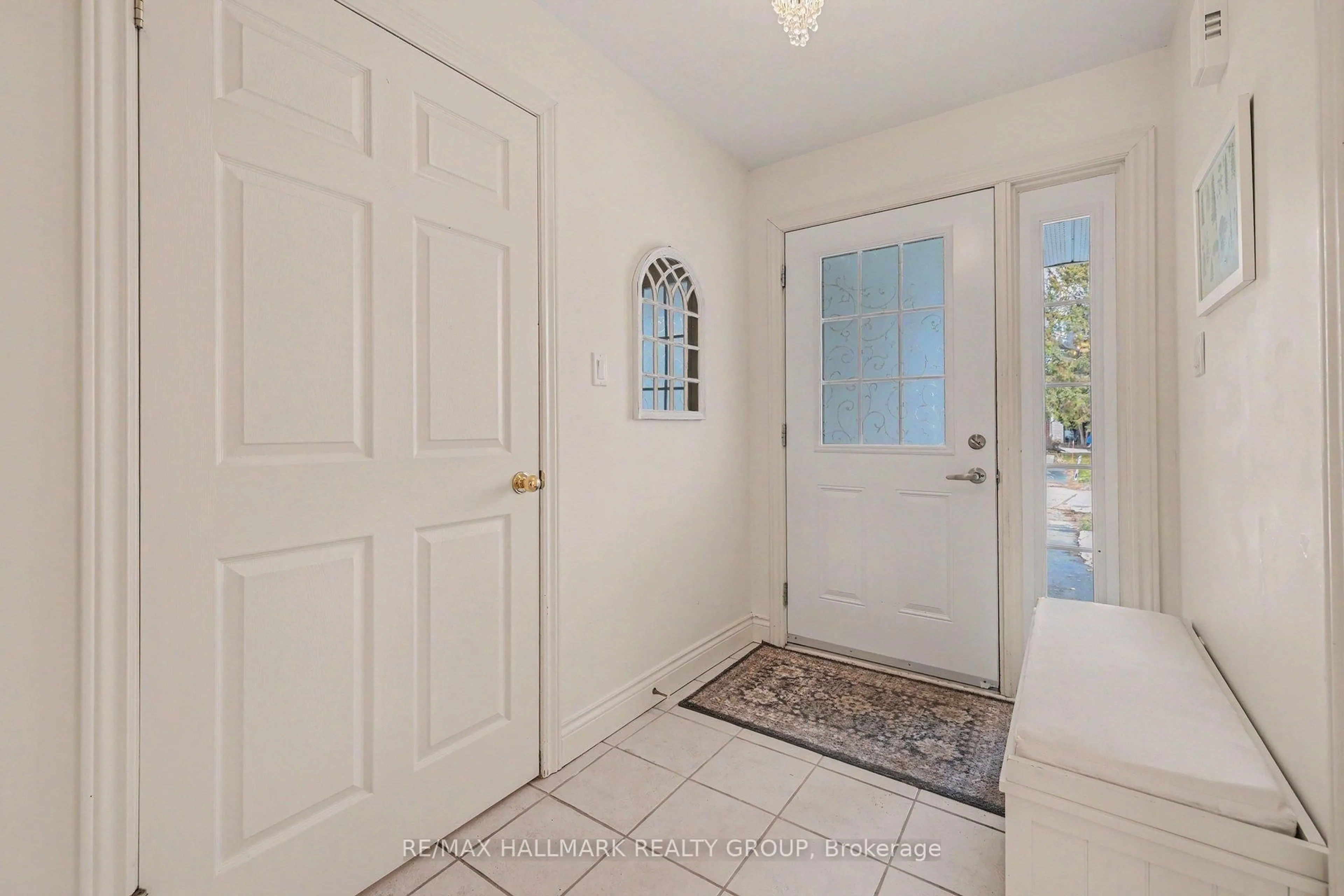Indoor entryway for 608 Clothier St, North Grenville Ontario K0G 1J0
