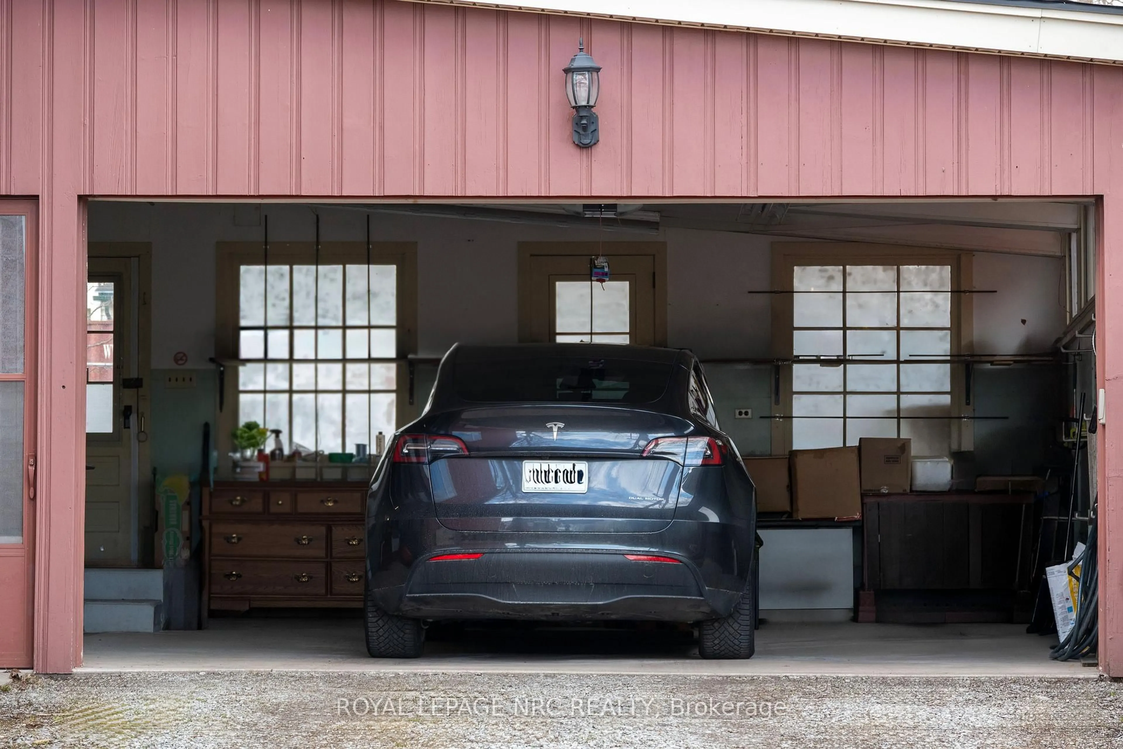 Indoor garage for 4593 Park St, Niagara Falls Ontario L2E 2R2