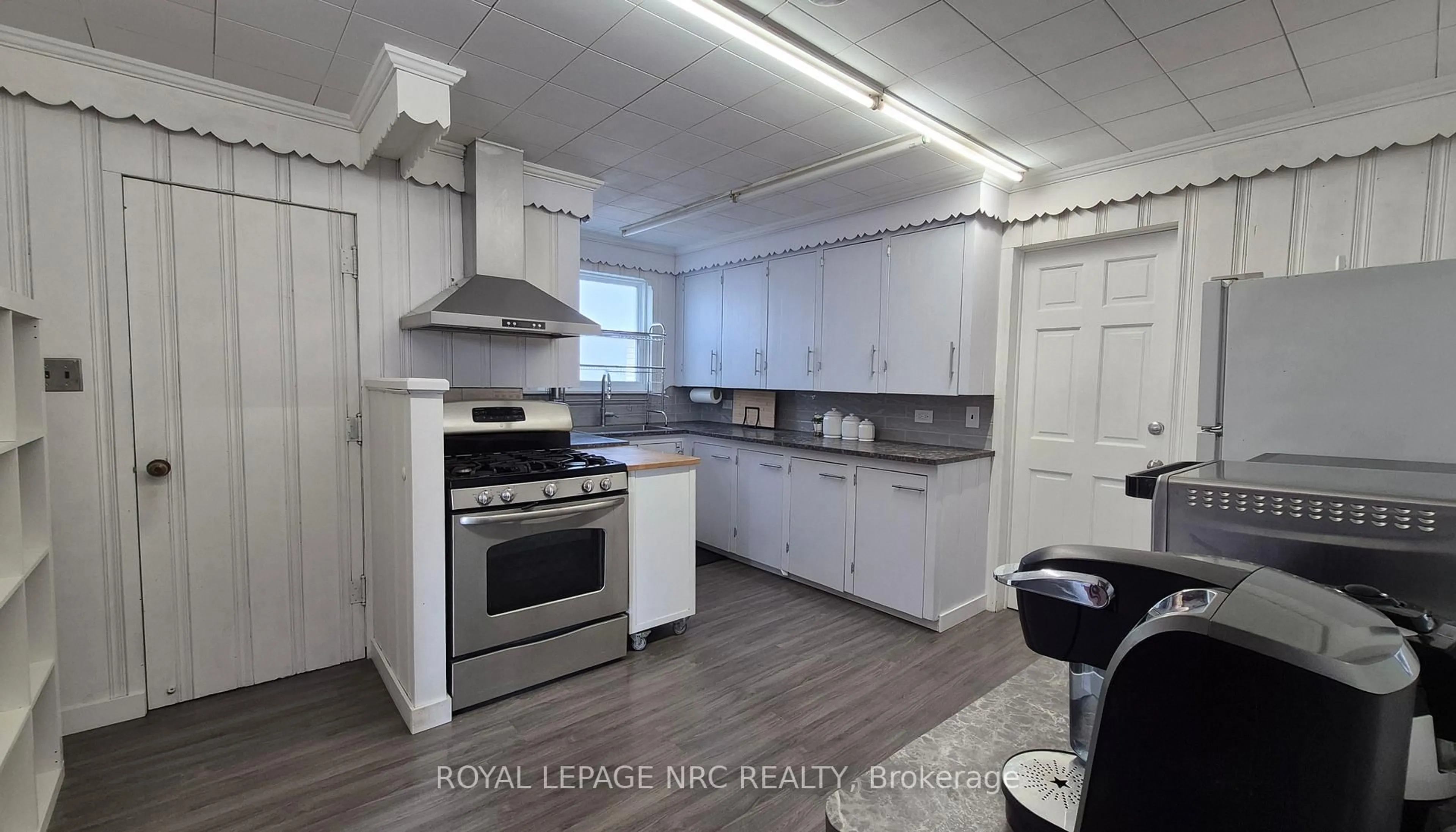Standard kitchen, unknown for 4593 Park St, Niagara Falls Ontario L2E 2R2