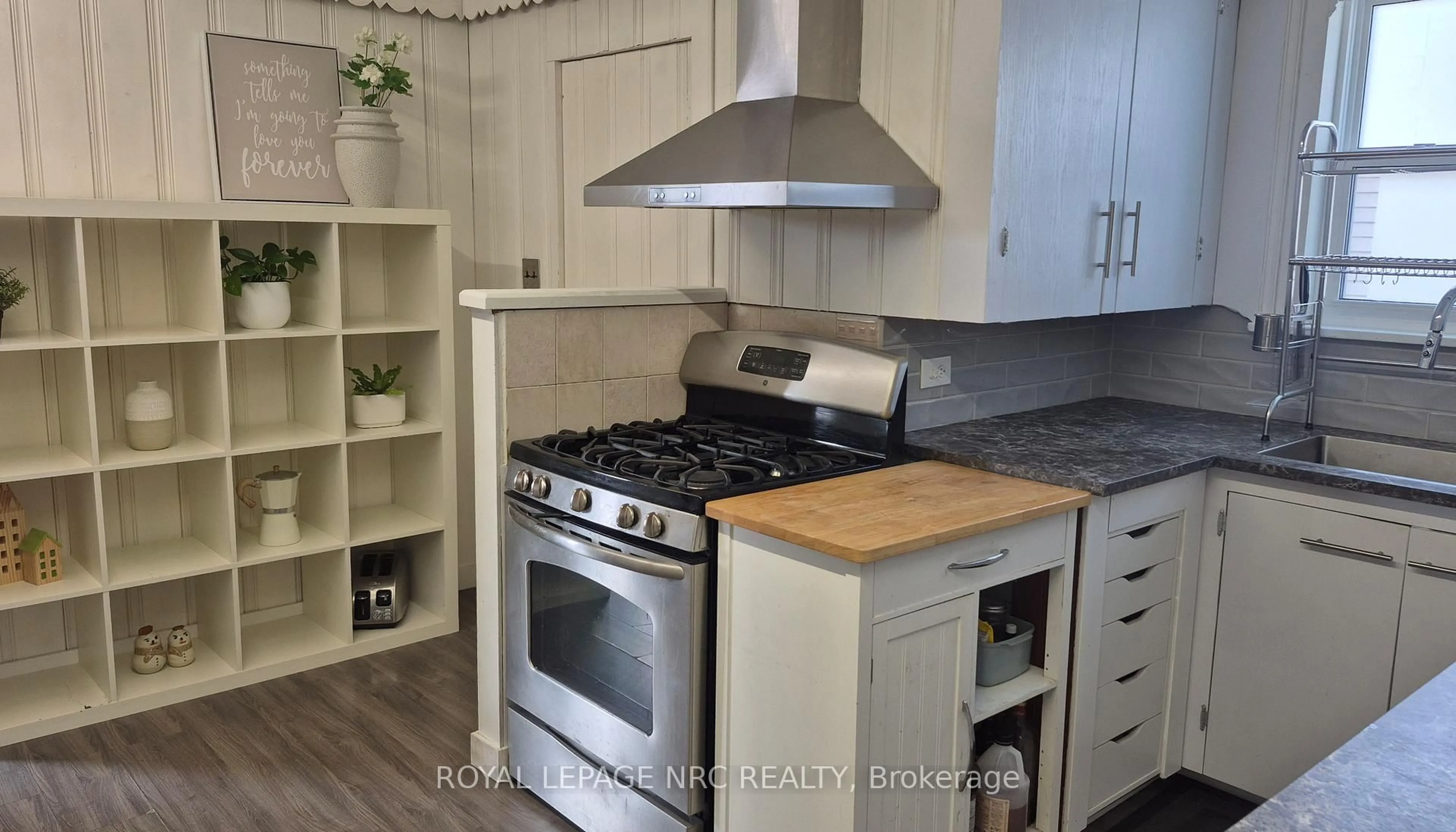 Standard kitchen, unknown for 4593 Park St, Niagara Falls Ontario L2E 2R2