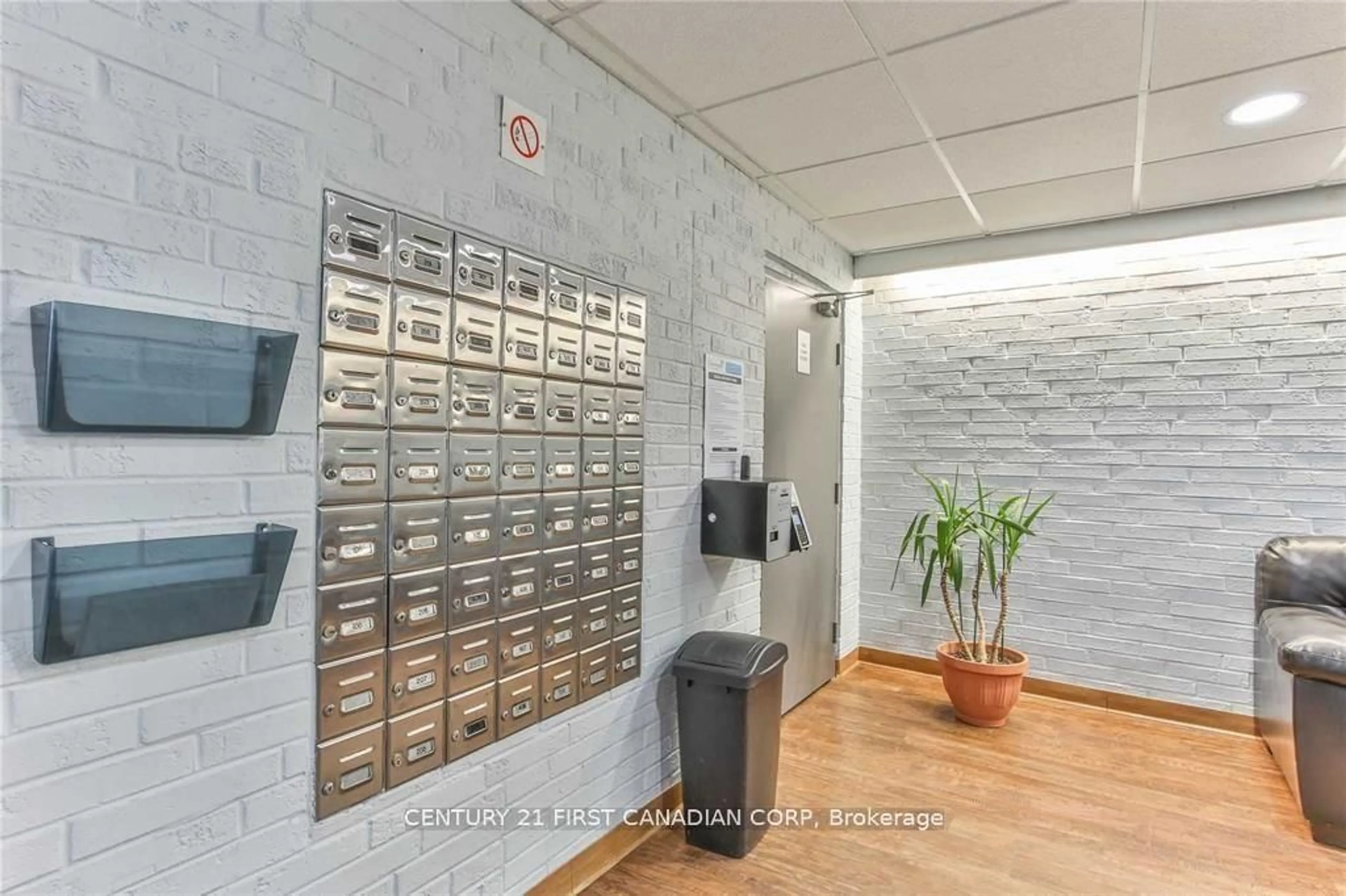 Indoor foyer for 1106 Jalna Blvd #305, London South Ontario N6E 2R9