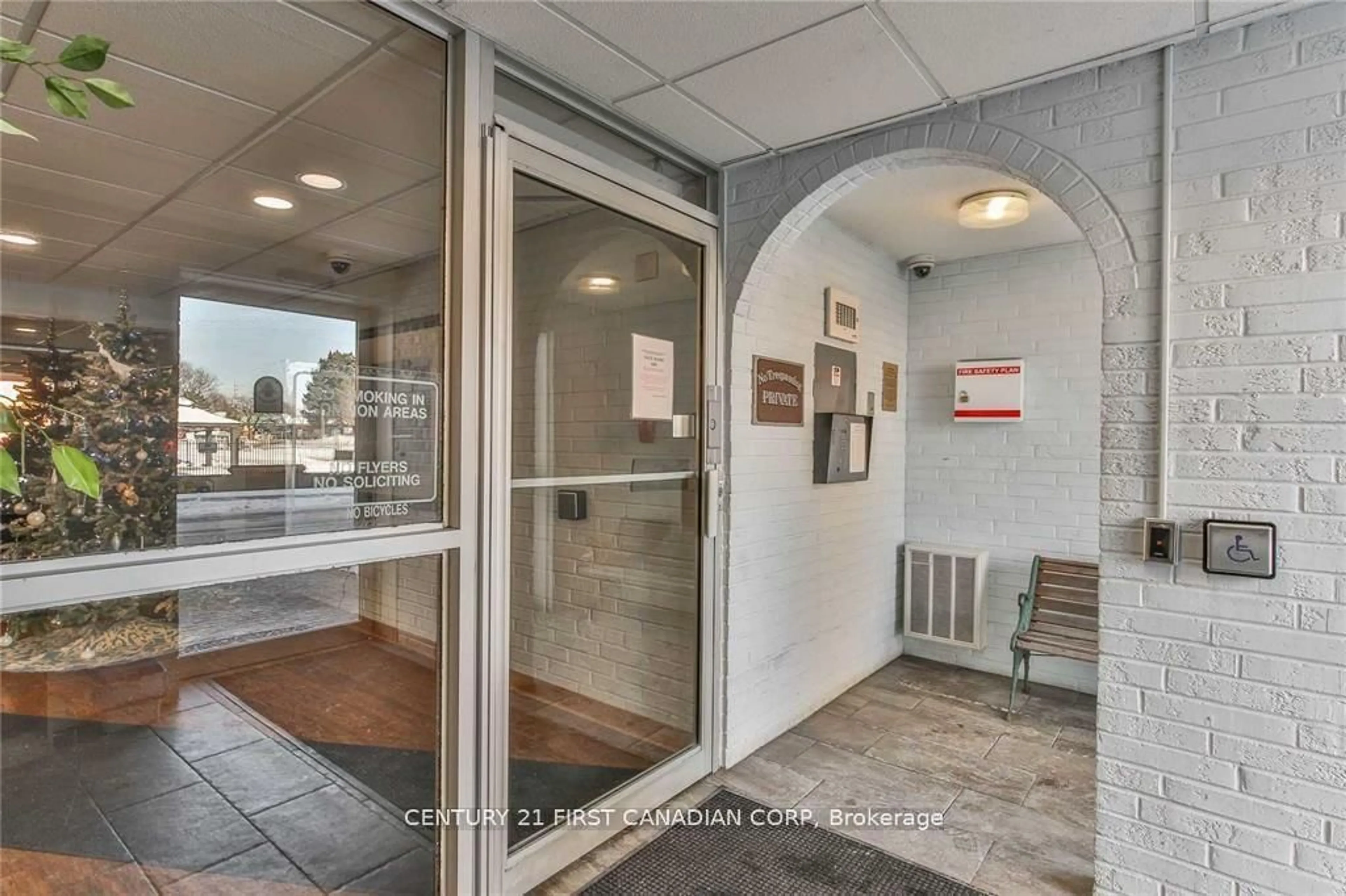 Indoor foyer for 1106 Jalna Blvd #305, London South Ontario N6E 2R9