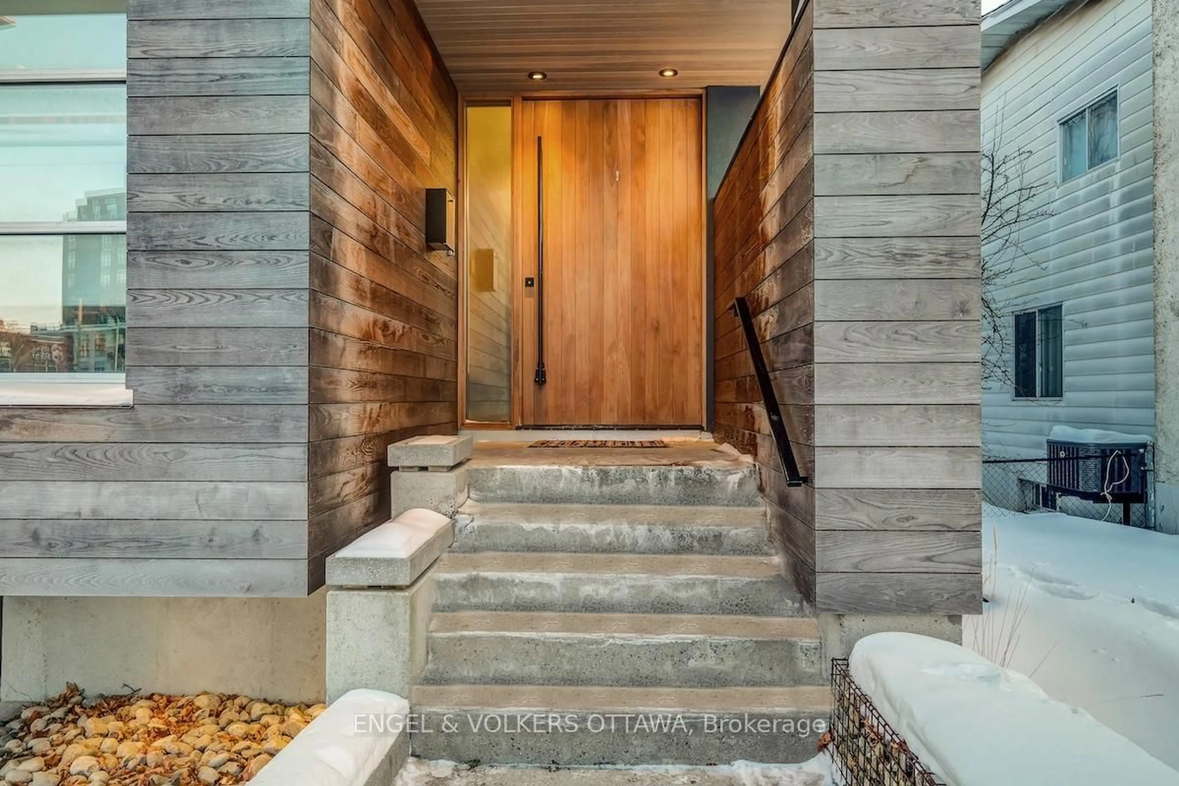 Indoor entryway for 608 Byron Ave, Ottawa Ontario K2A 0E5