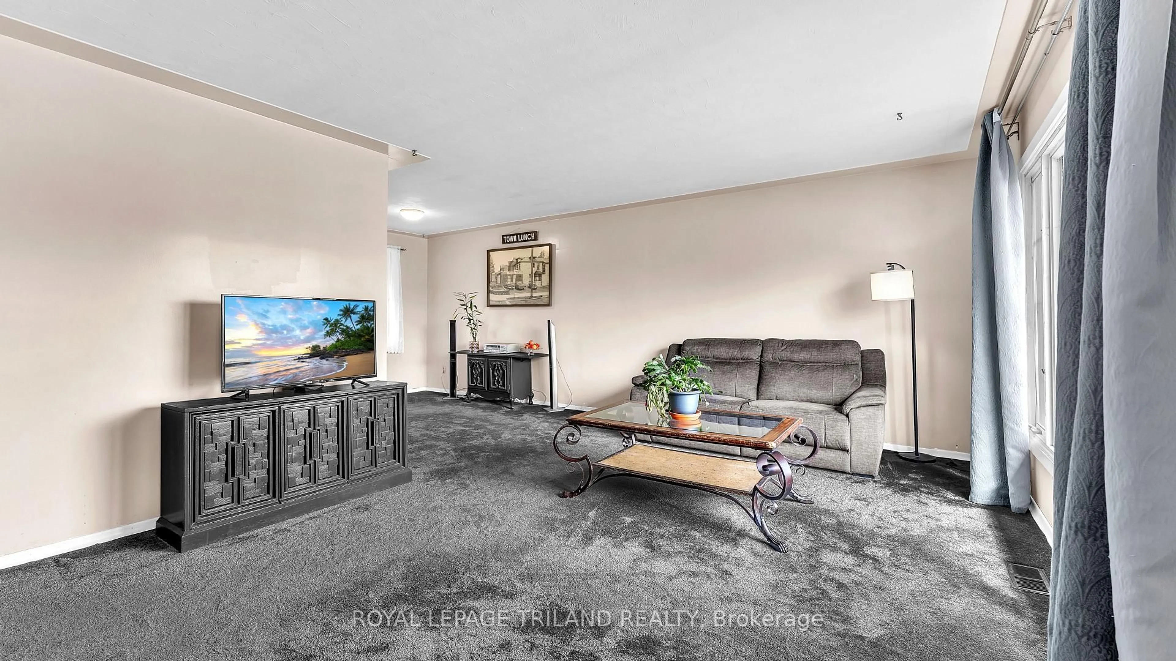 Living room with furniture, carpet floor for 1211 Sorrel Rd, London East Ontario N5V 2N5