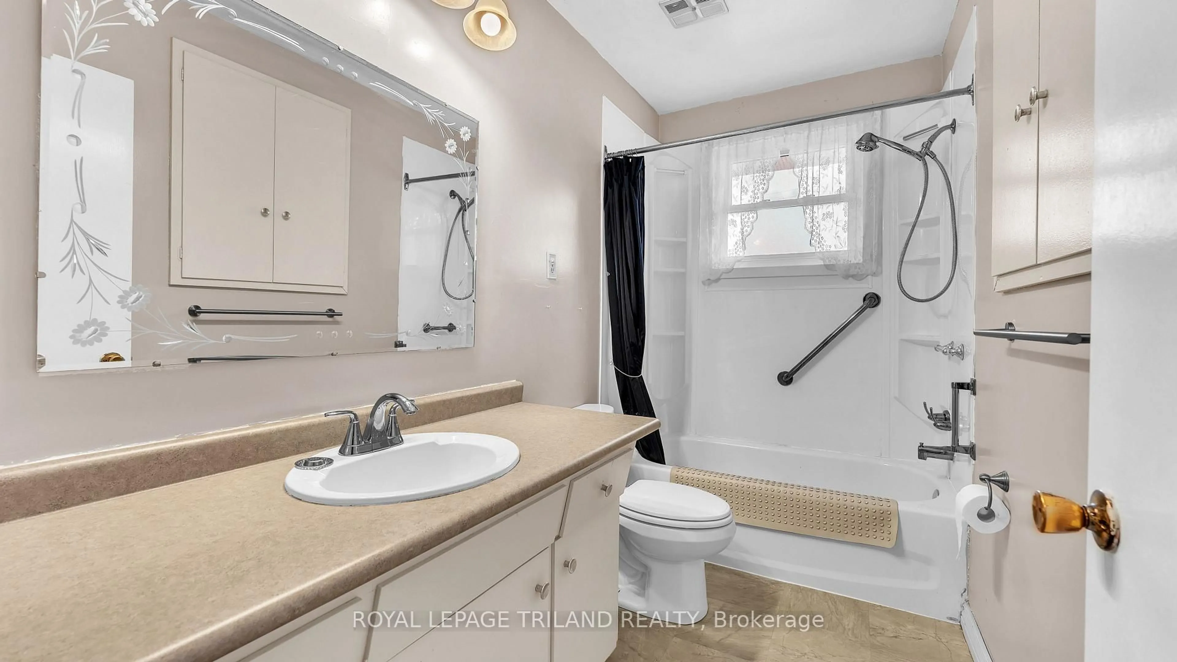 Standard bathroom, ceramic/tile floor for 1211 Sorrel Rd, London East Ontario N5V 2N5