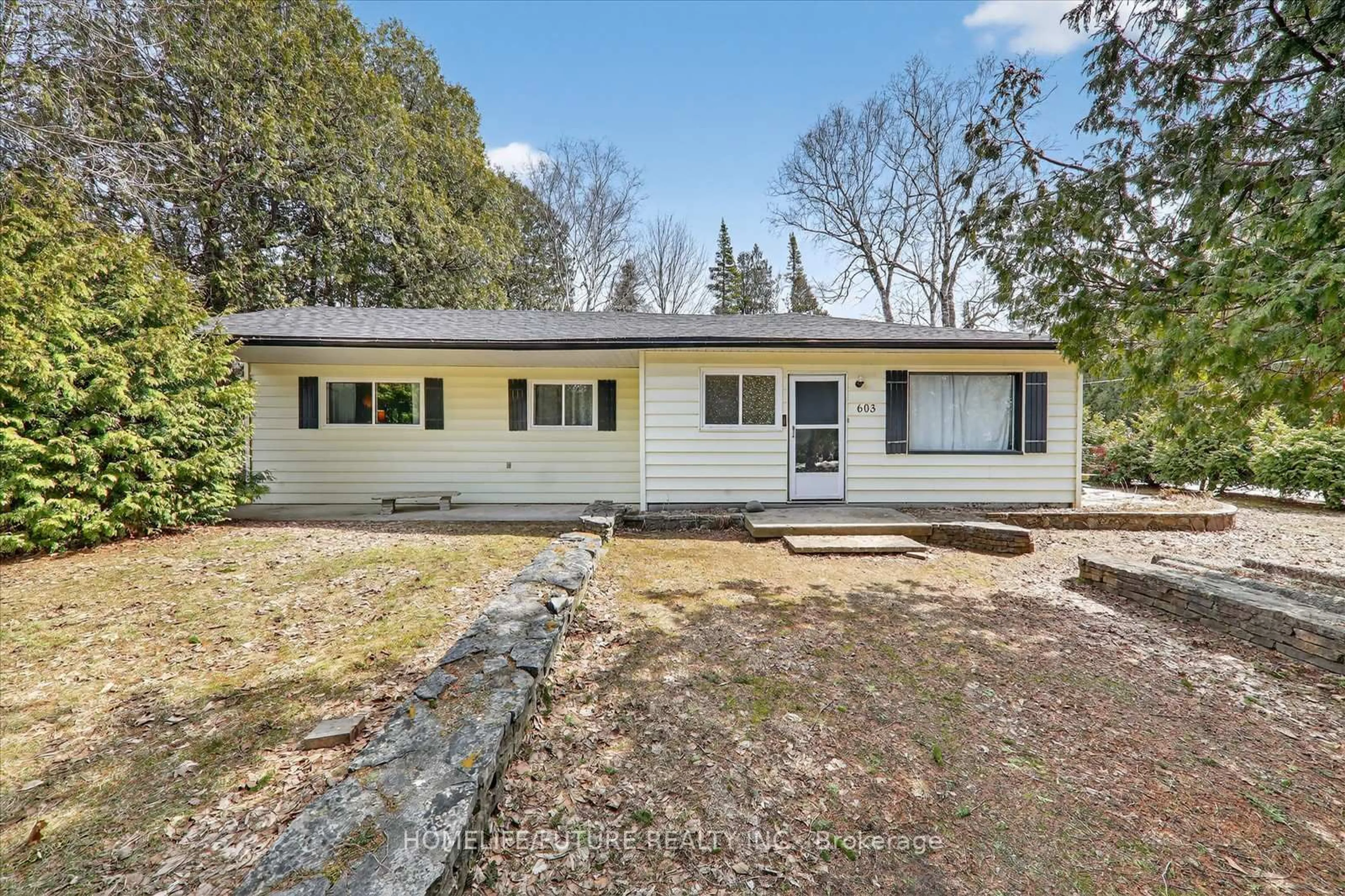 Home with vinyl exterior material, unknown for 603 Third Ave, South Bruce Peninsula Ontario N0H 2G0