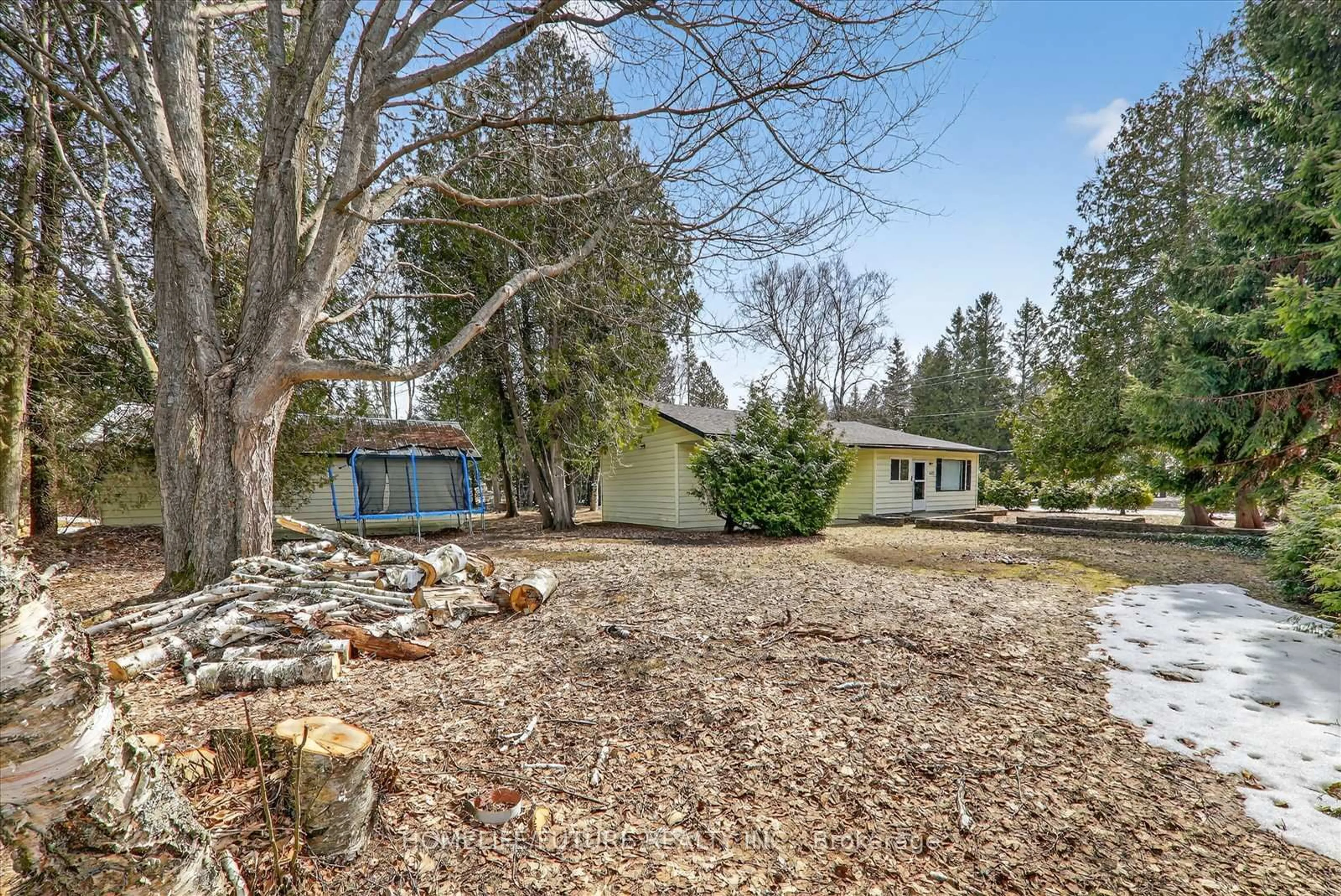 A pic from outside/outdoor area/front of a property/back of a property/a pic from drone, unknown for 603 Third Ave, South Bruce Peninsula Ontario N0H 2G0