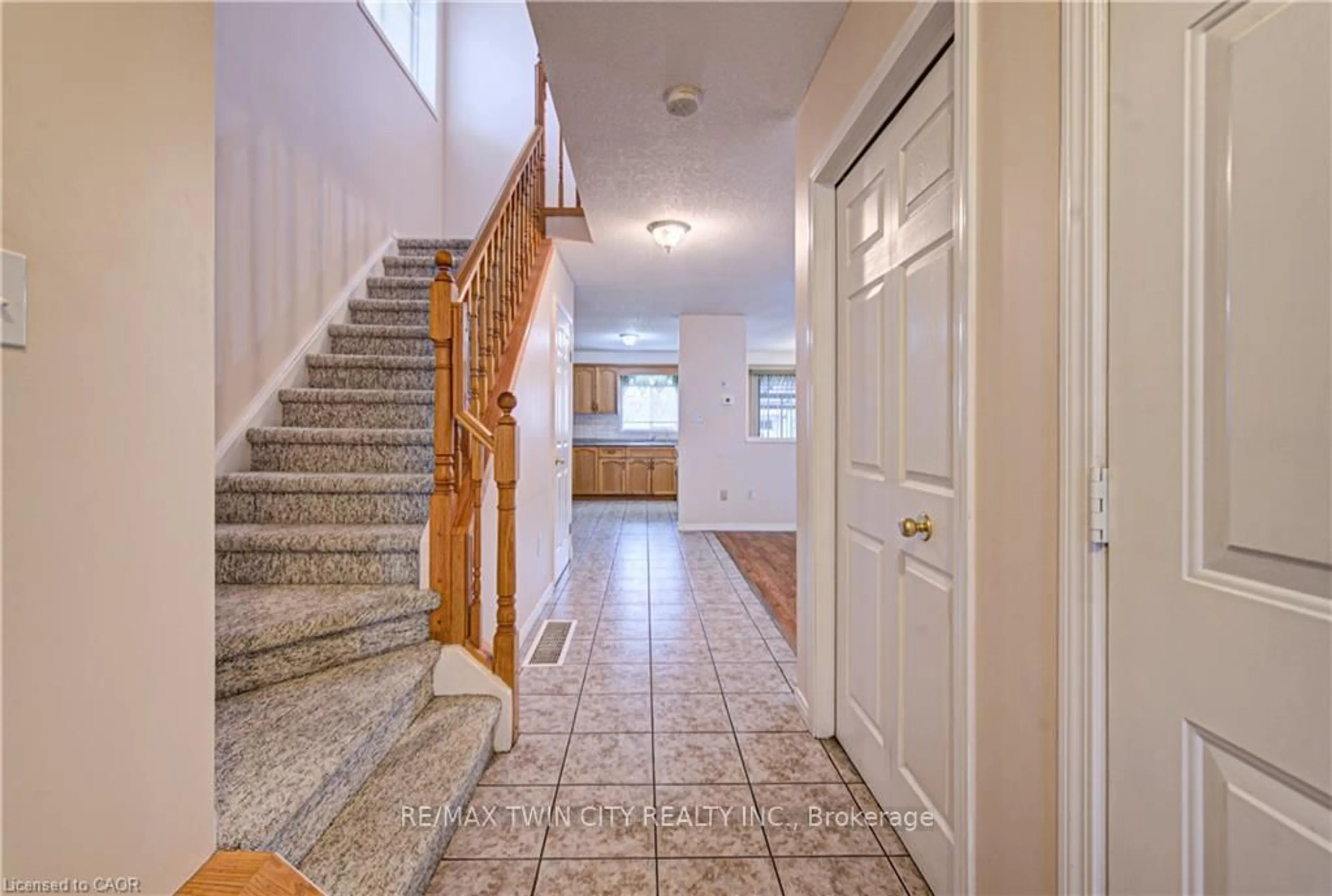 Indoor entryway for 93 EDGEMERE Dr, Cambridge Ontario N1P 1E9