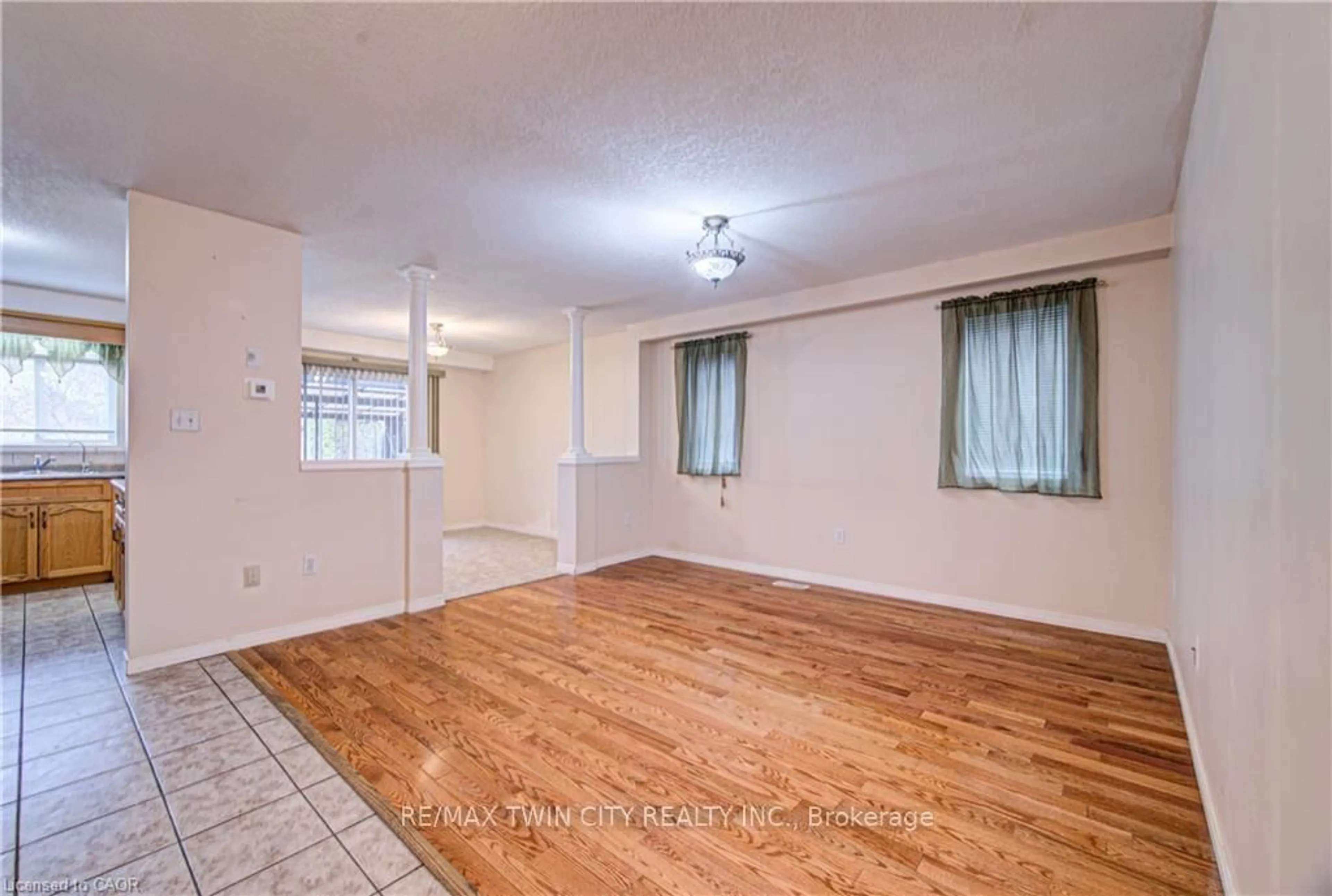 A pic of a room for 93 EDGEMERE Dr, Cambridge Ontario N1P 1E9