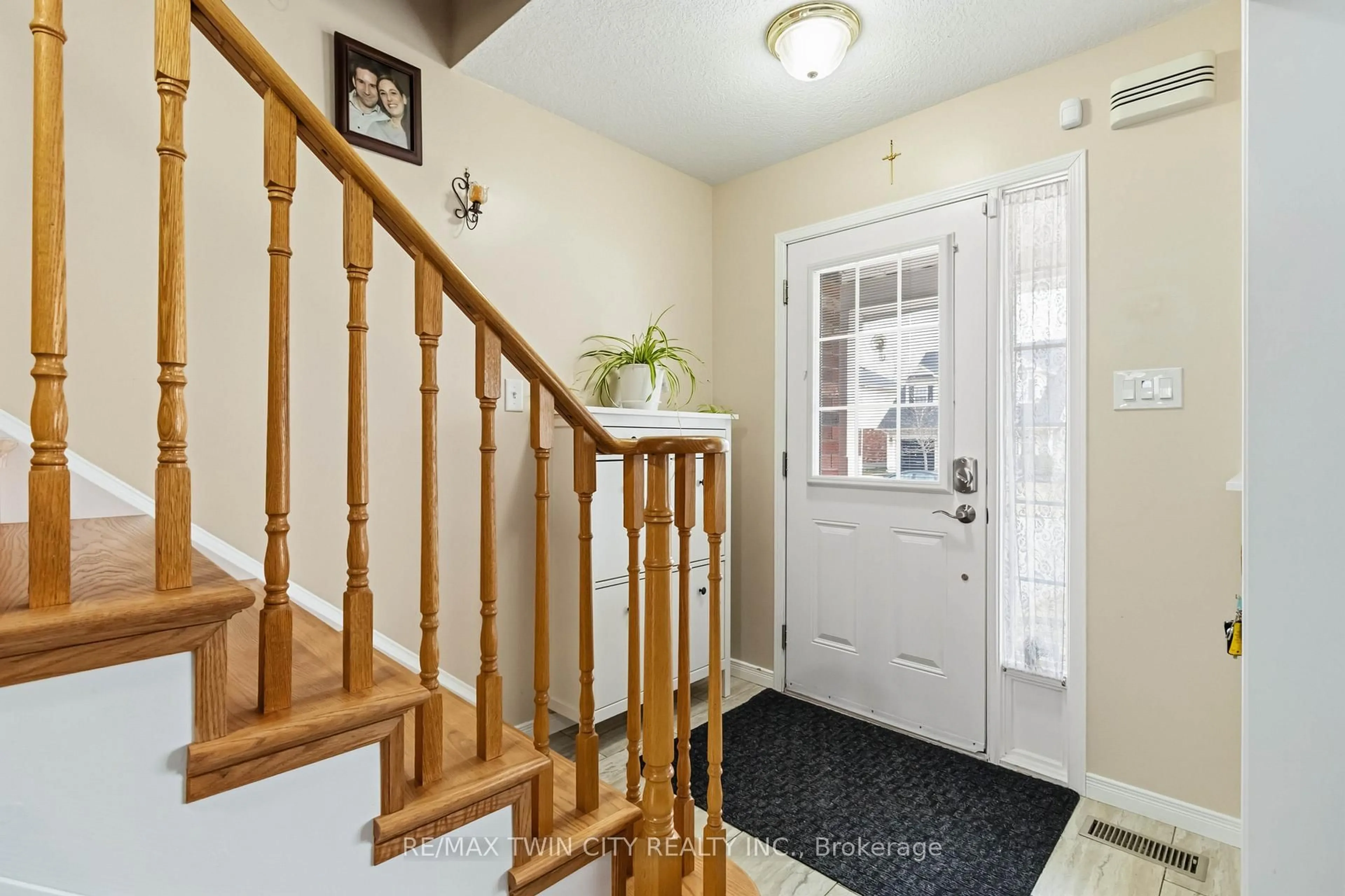 Indoor entryway for 156 Osborn Ave, Brantford Ontario N3T 6S7