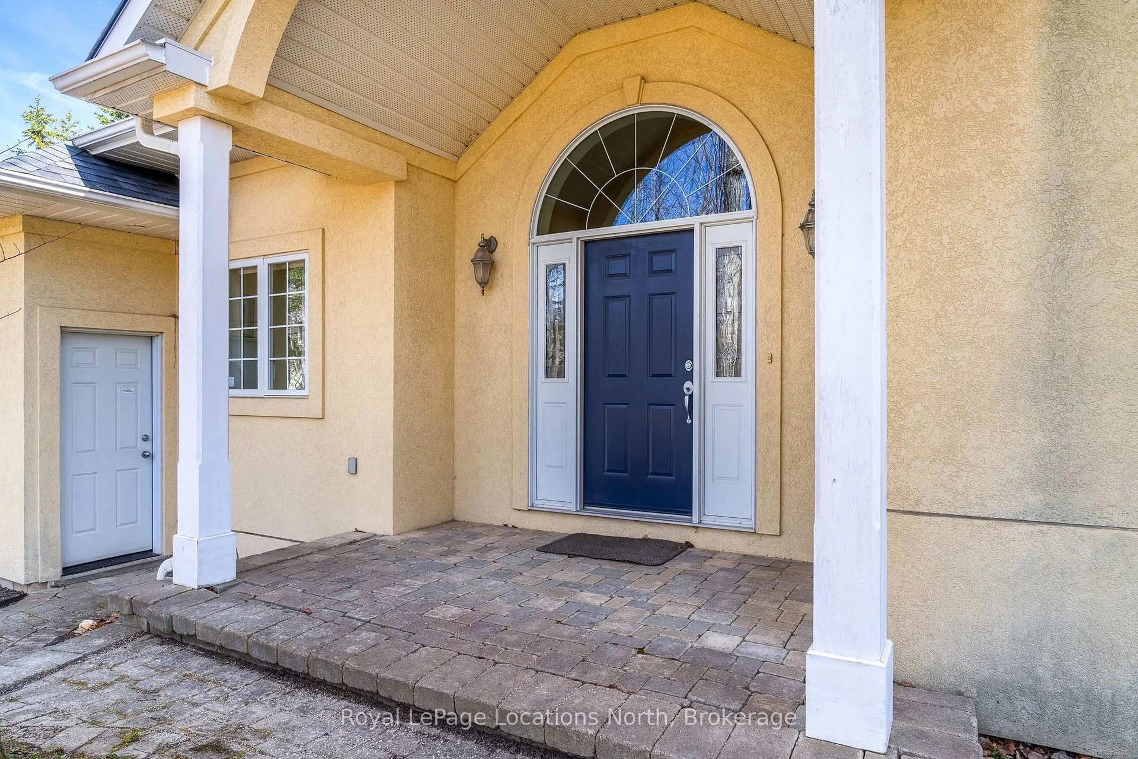 Indoor entryway for 130 Cortina Cres, Blue Mountains Ontario L9Y 0S9