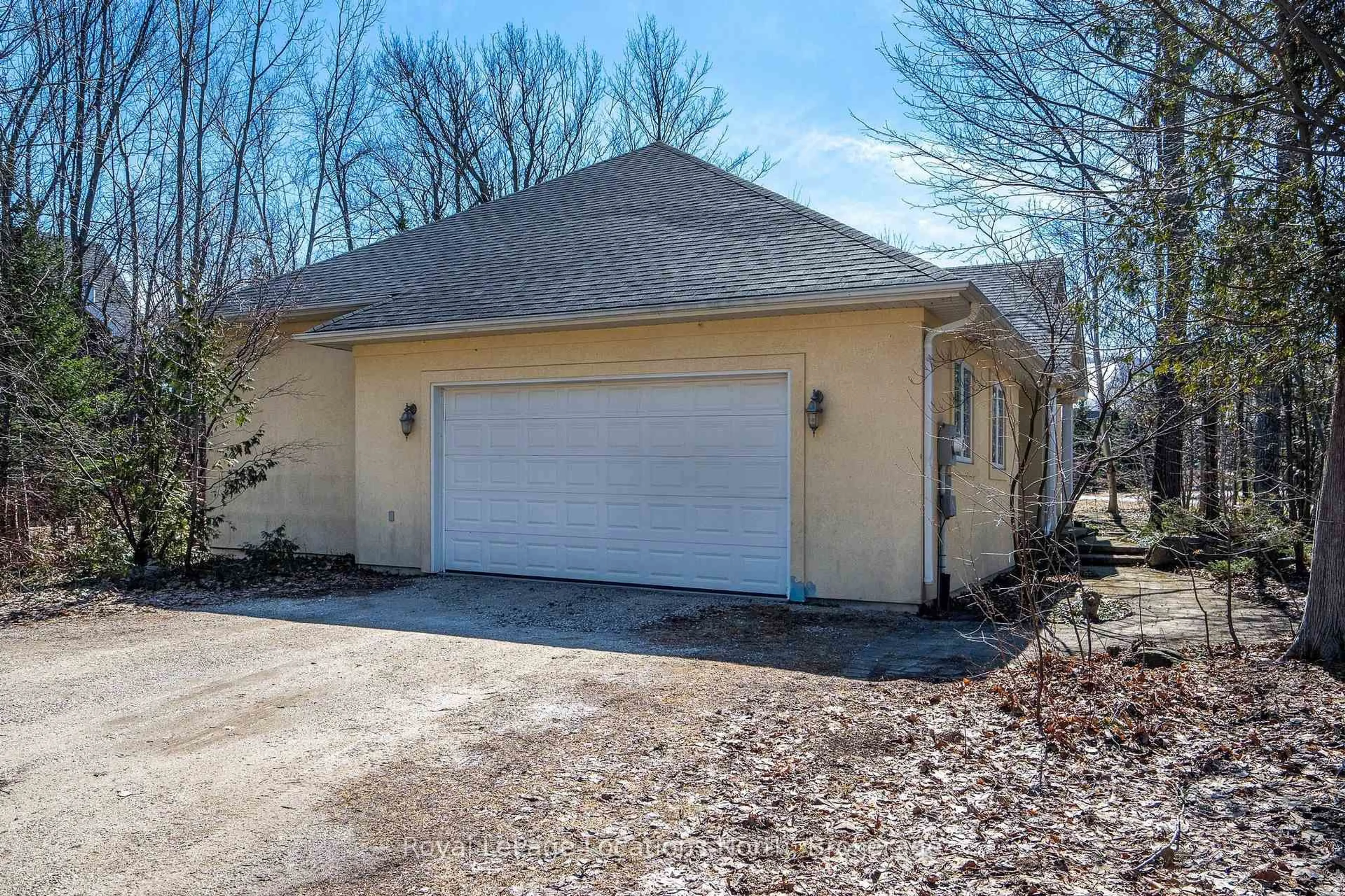 Indoor garage for 130 Cortina Cres, Blue Mountains Ontario L9Y 0S9